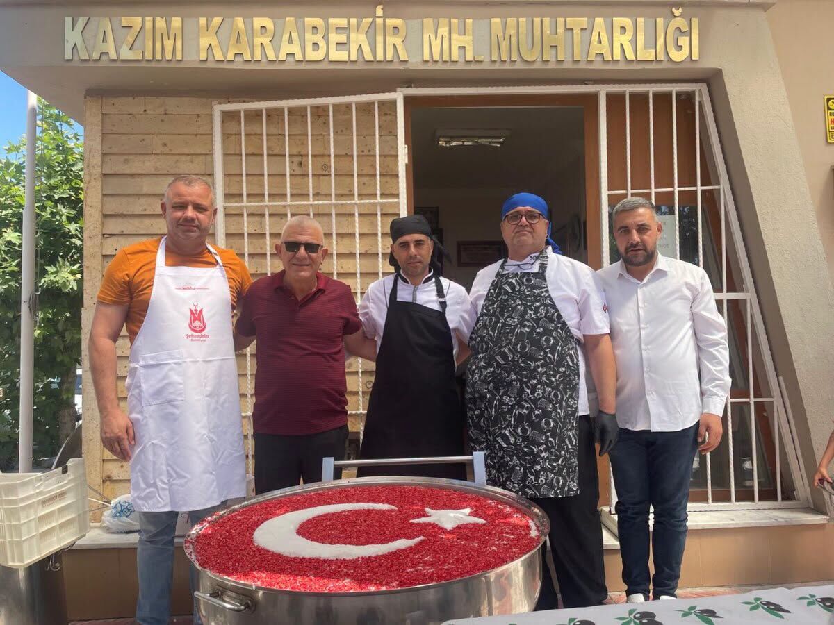 Manisa'da mahalle sakinleri aşure hayrında buluştu-1