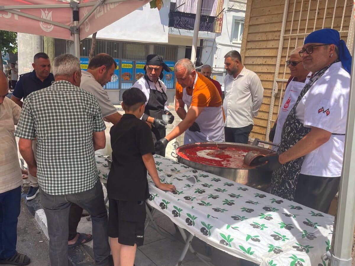 Manisa'da mahalle sakinleri aşure hayrında buluştu