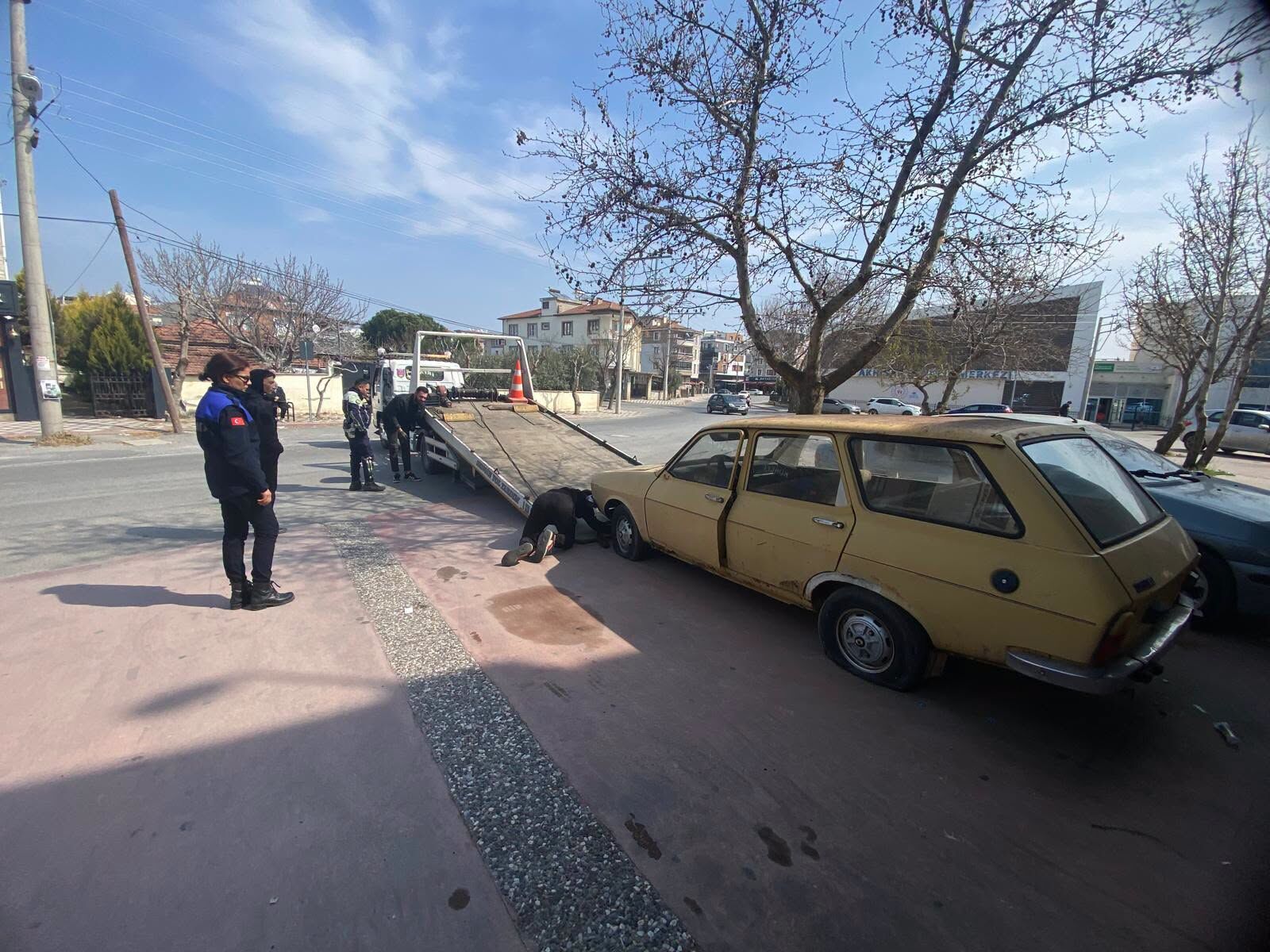 Akhisar'da Sokaklar Nefes Alıyor: Hurda ve Sahipsiz Araçlar Tek Tek Toplanıyor-1