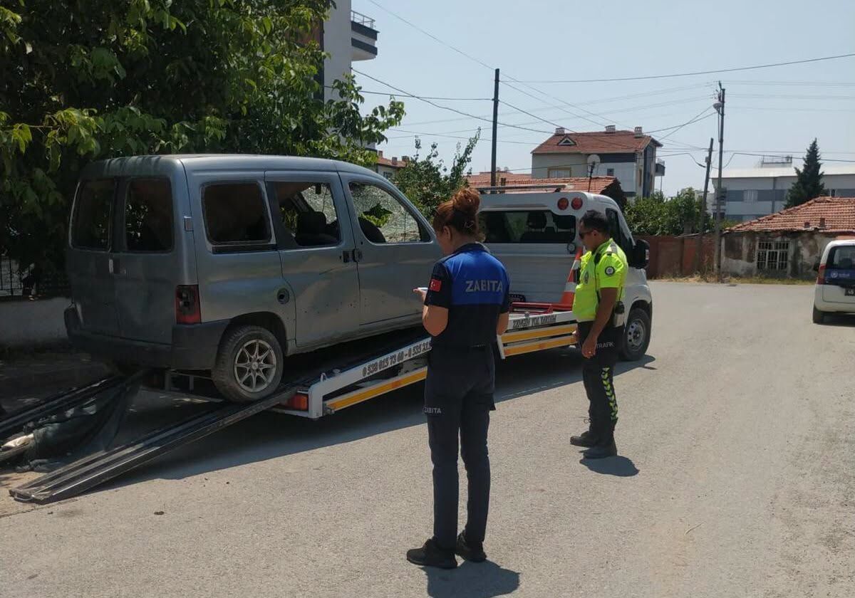 Akhisar'da Sokaklar Nefes Alıyor: Hurda ve Sahipsiz Araçlar Tek Tek Toplanıyor