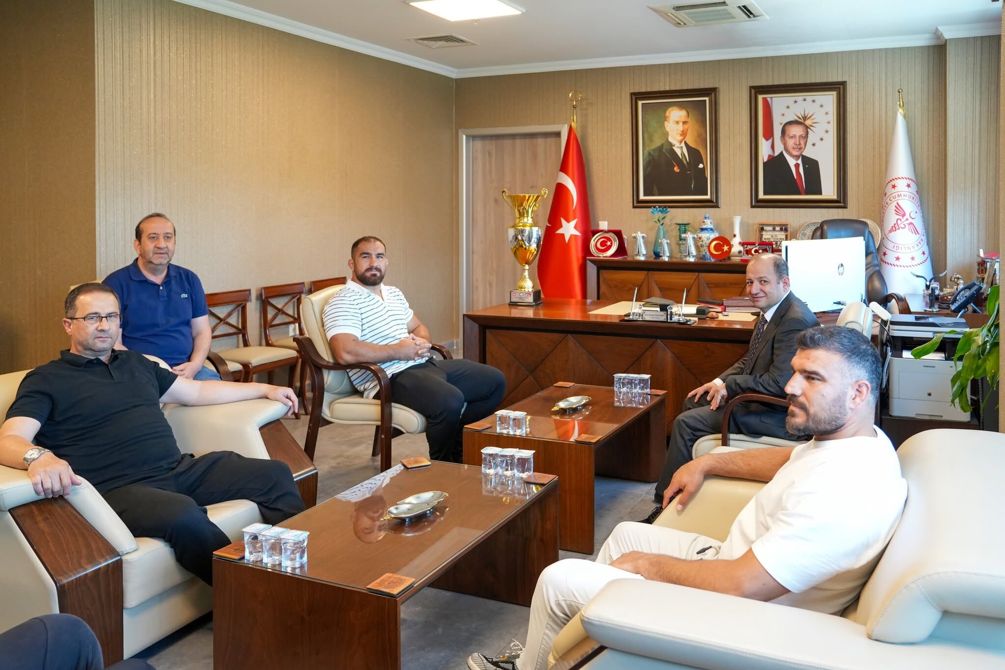Manisa’nın gururu Feyzullah Aktürk’ten İl Sağlık Müdürü Zeren’e ziyaret-.2.1