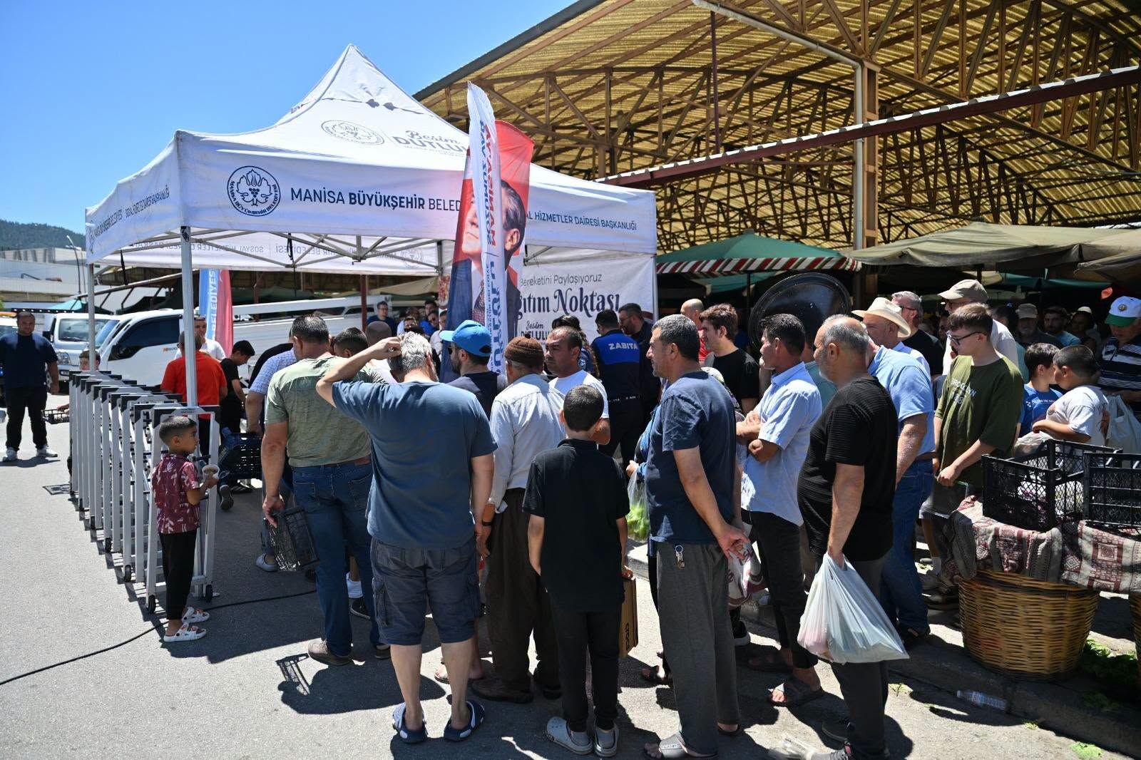 Manisa pazarları'nda 2 bin kişilik aşure ikramı