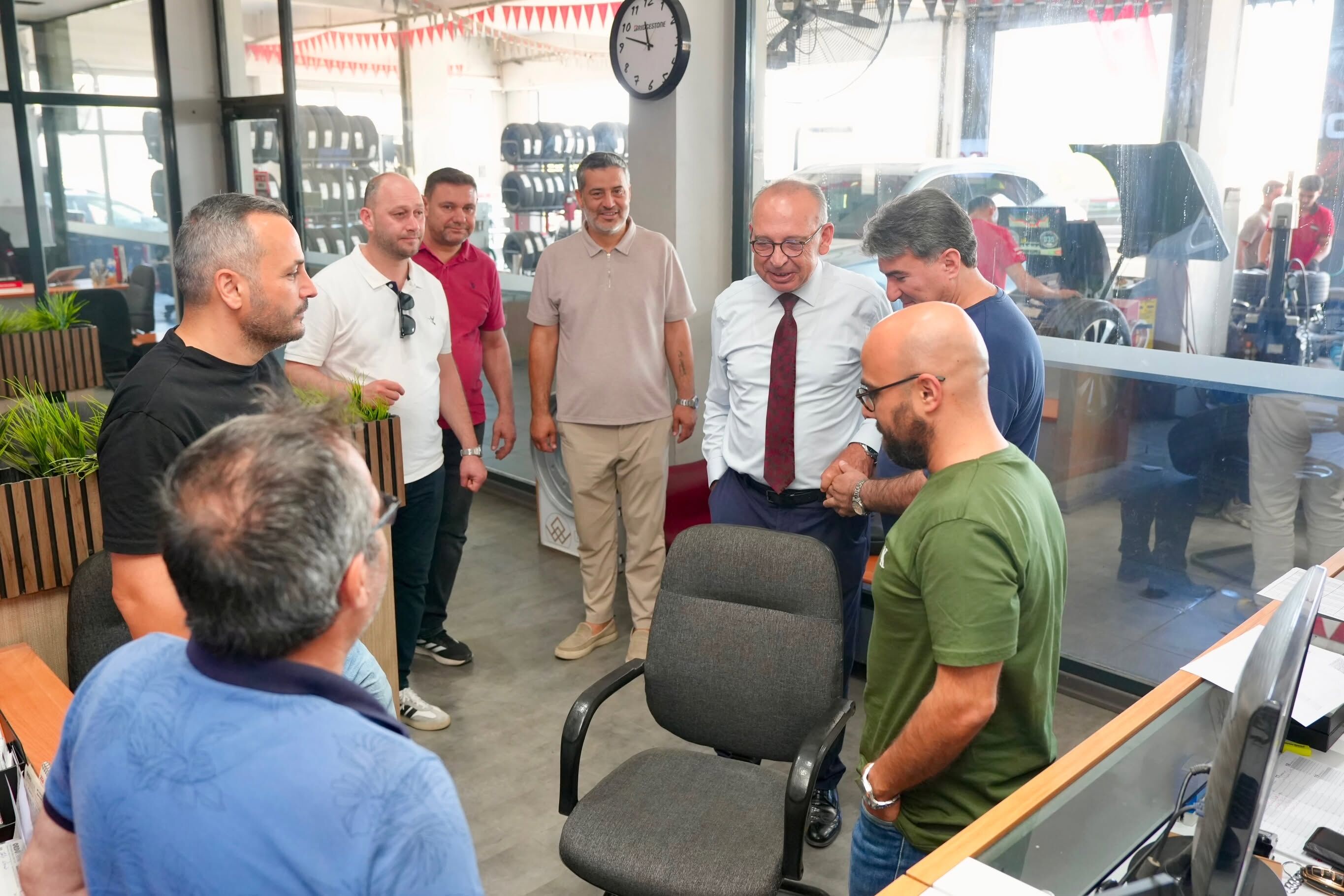 Çetin Akın’dan yangından zarar gören esnafa ziyaret!