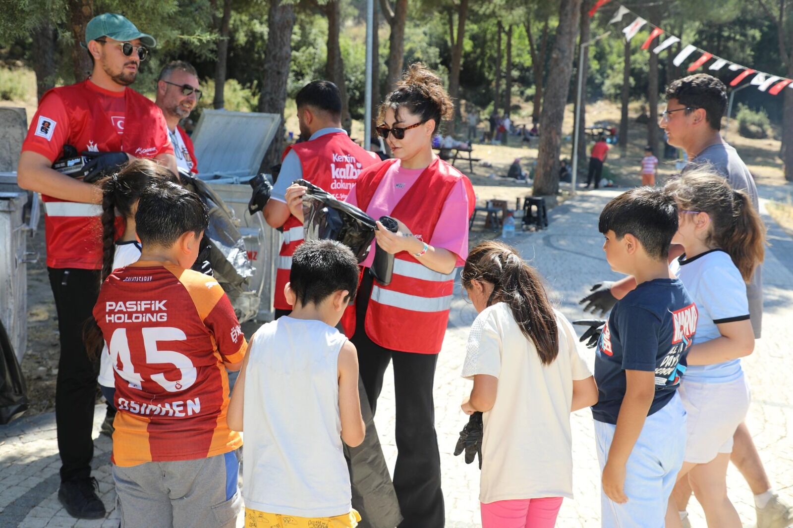 Şehzadeler’de El Ele Temizlik: Hamalın Kırı Nefes Aldı!