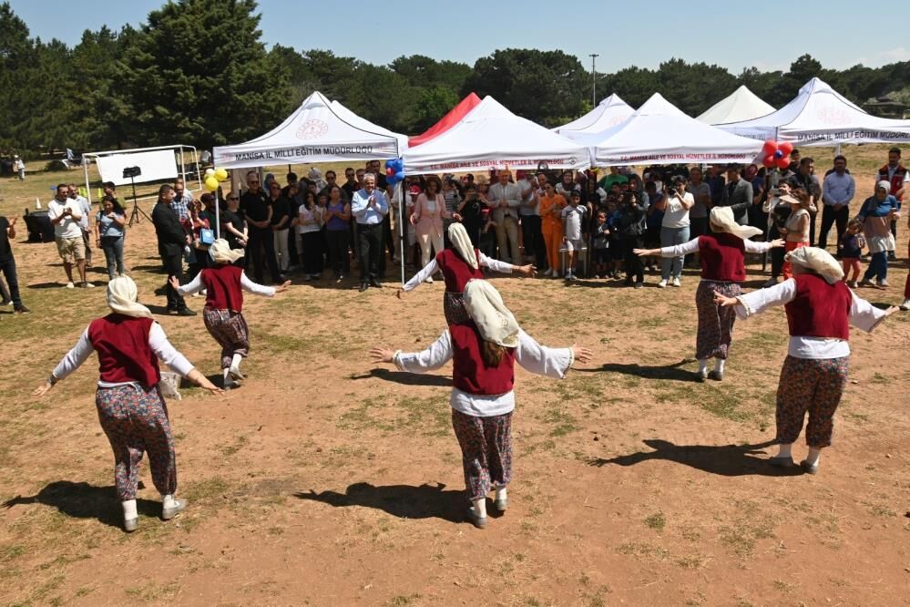 Manisa'da koruyucu aileler ve çocuklar aynı sofrada buluştu