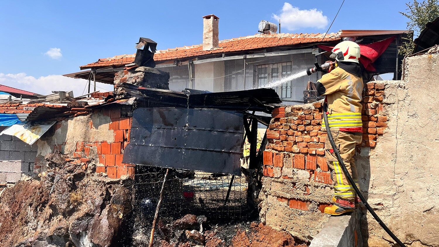Kula’da ev bahçesindeki fırında yangın paniği