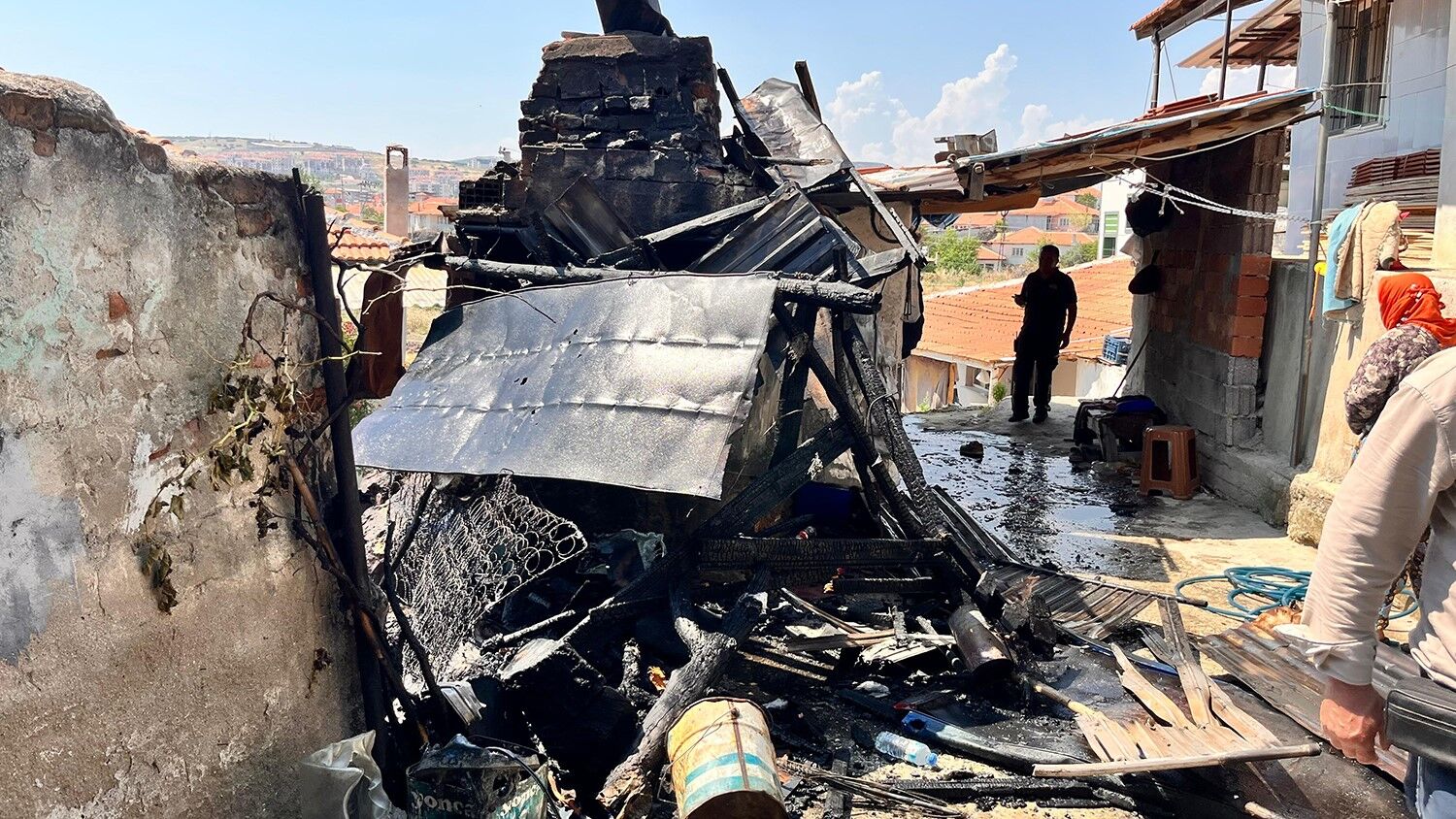 Kula’da ev bahçesindeki fırında yangın paniği-1