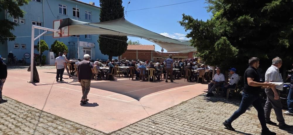 Manisa'nın ilçesinde geleneksel köy hayrı!