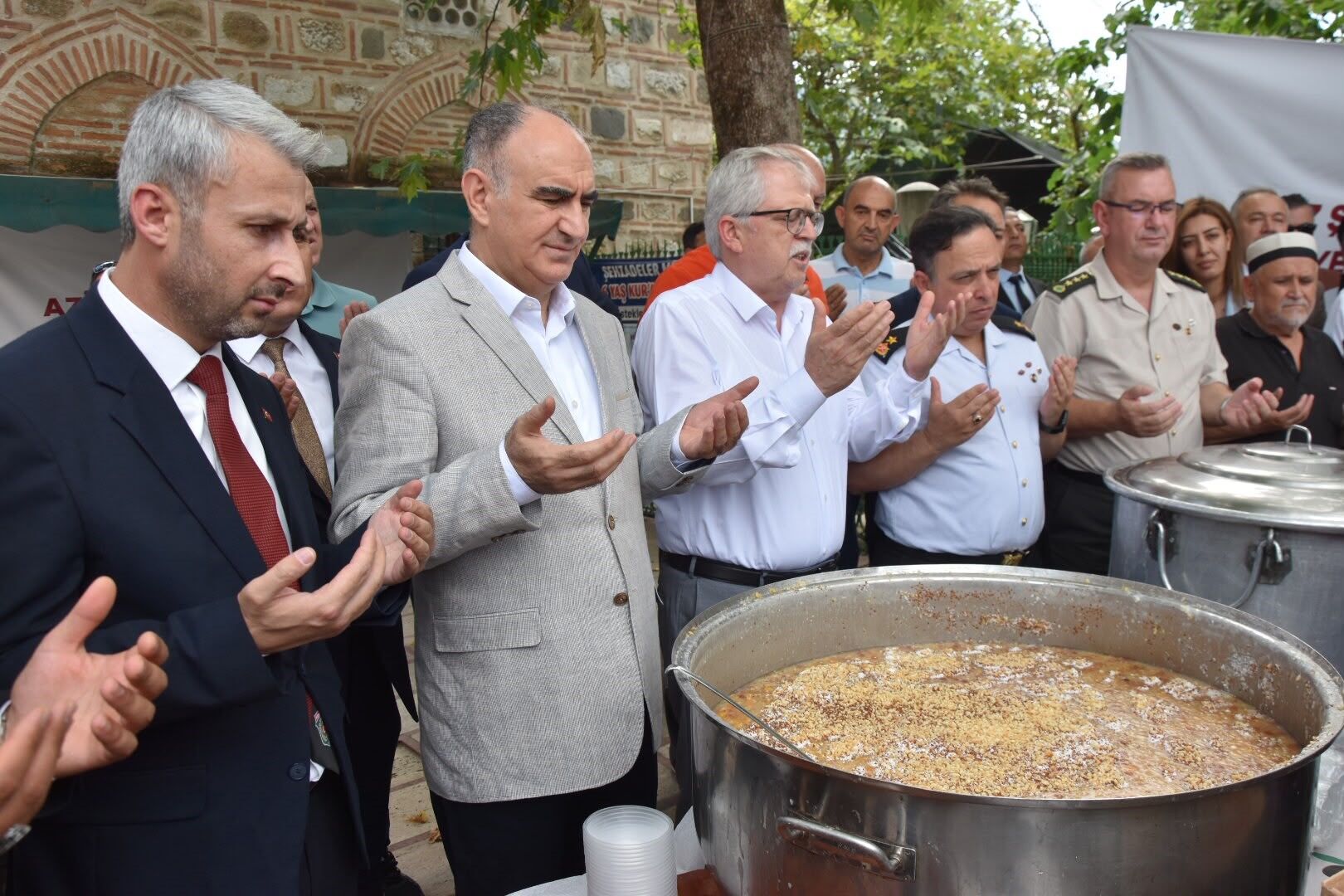 Manisa'da Protokol ve Vatandaşlar Aşure Hayrında Bir Araya Geldi-1