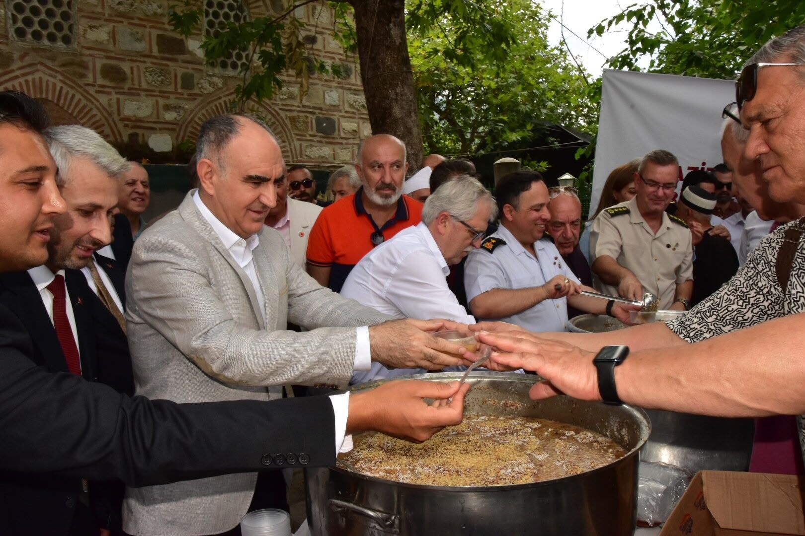 Manisa'da Protokol ve Vatandaşlar Aşure Hayrında Bir Araya Geldi
