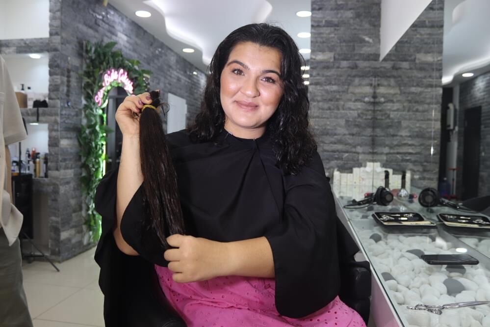 Kanser Hastası Çocuklara Umut Oldu: 5 Yıllık Emeğini Tek Bir Makasla Bağışladı