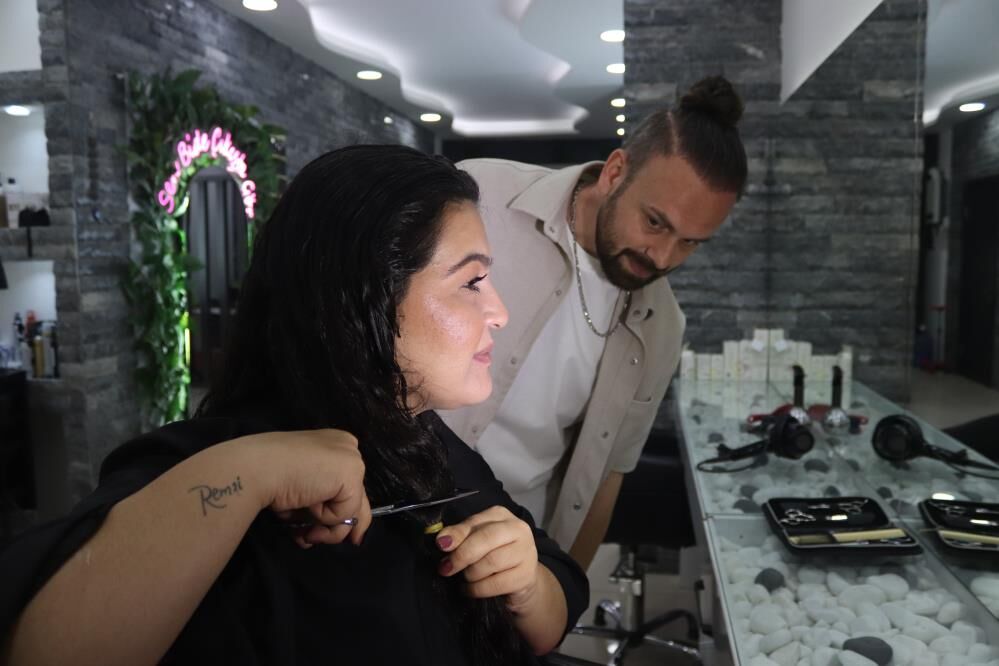 Kanser Hastası Çocuklara Umut Oldu: 5 Yıllık Emeğini Tek Bir Makasla Bağışladı-2