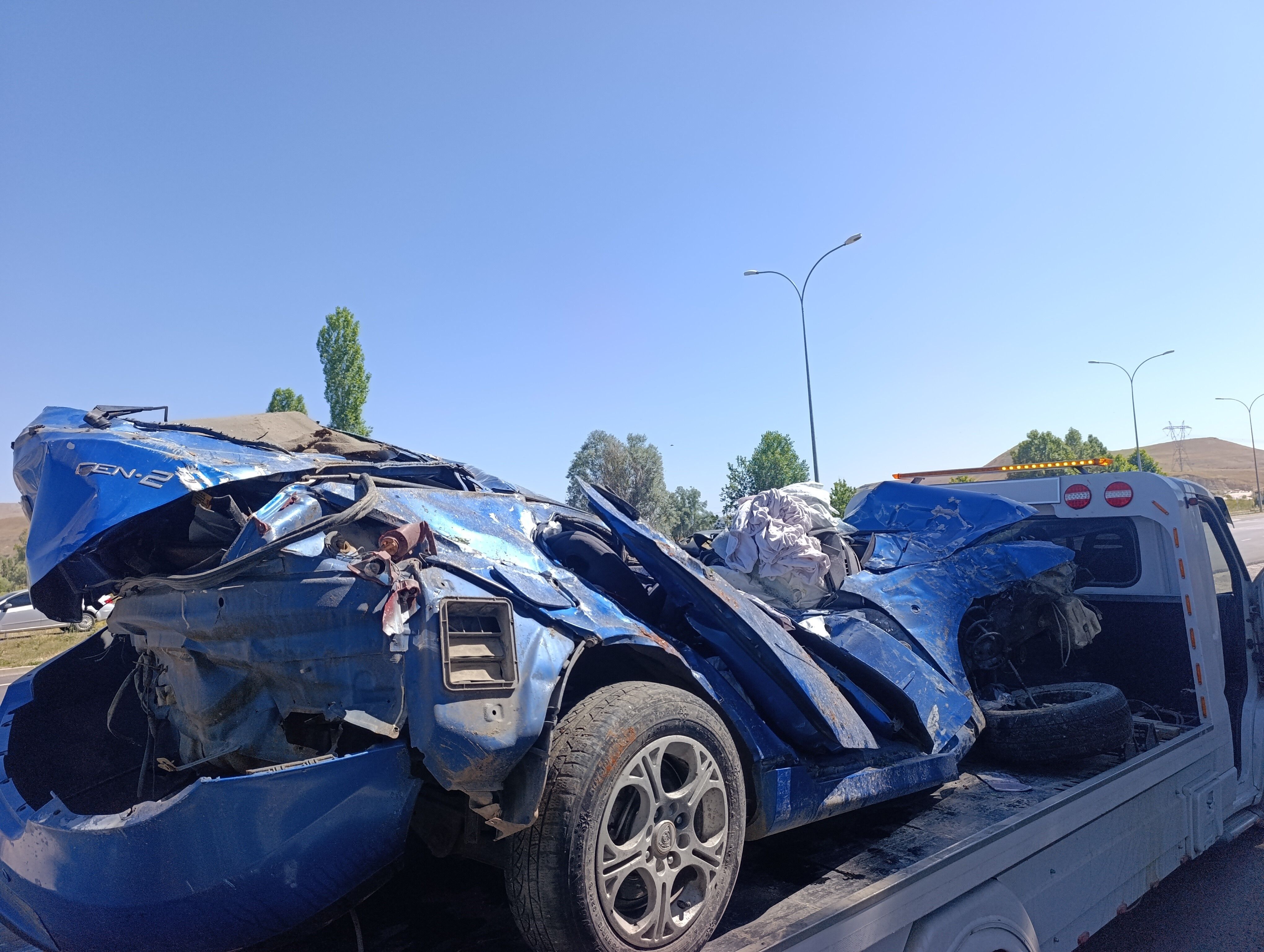 Bariyerlere çarparak takla atan ve yaklaşık 50 metre sürüklenen otomobilin sürücüsü Hasan Samur ile Afyon Kocatepe Üniversitesi Basın Yayın ve Halkla İlişkiler Müdürlüğü'nde memur olarak görev yapan eşi Zehra Özkan Samur (26) olay yerinde yaşamını yitirdi.