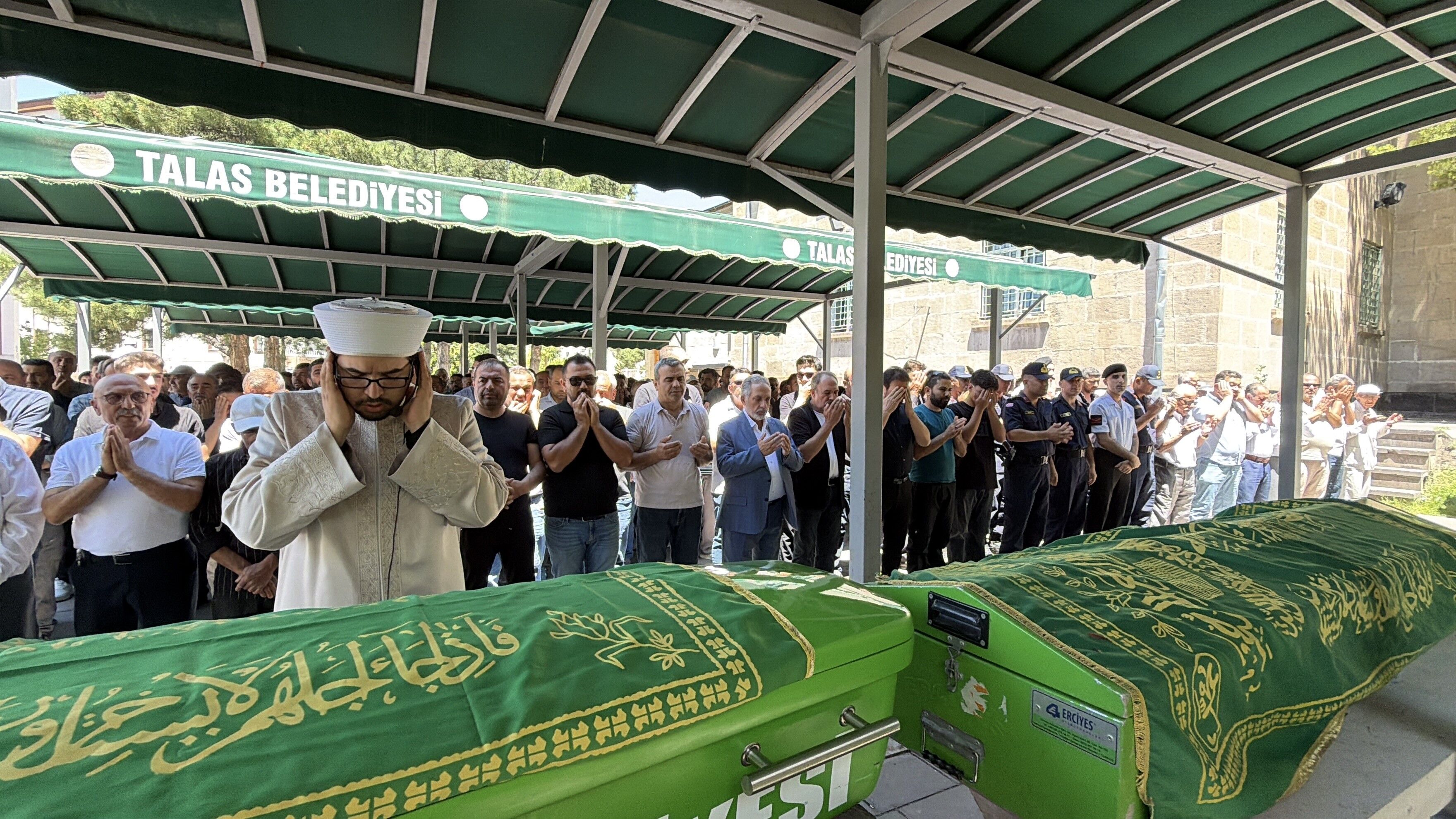 Talas ilçesindeki Dedeoğlu Camisi'nde öğle vakti kılınan cenaze namazına, Talas Belediye Başkanı Mustafa Yalçın, ailenin yakınları ve çok sayıda vatandaş katıldı. Anne ve bebeğinin cenazeleri, kılınan namazın ardından ilçe mezarlığında yan yana defnedildi.