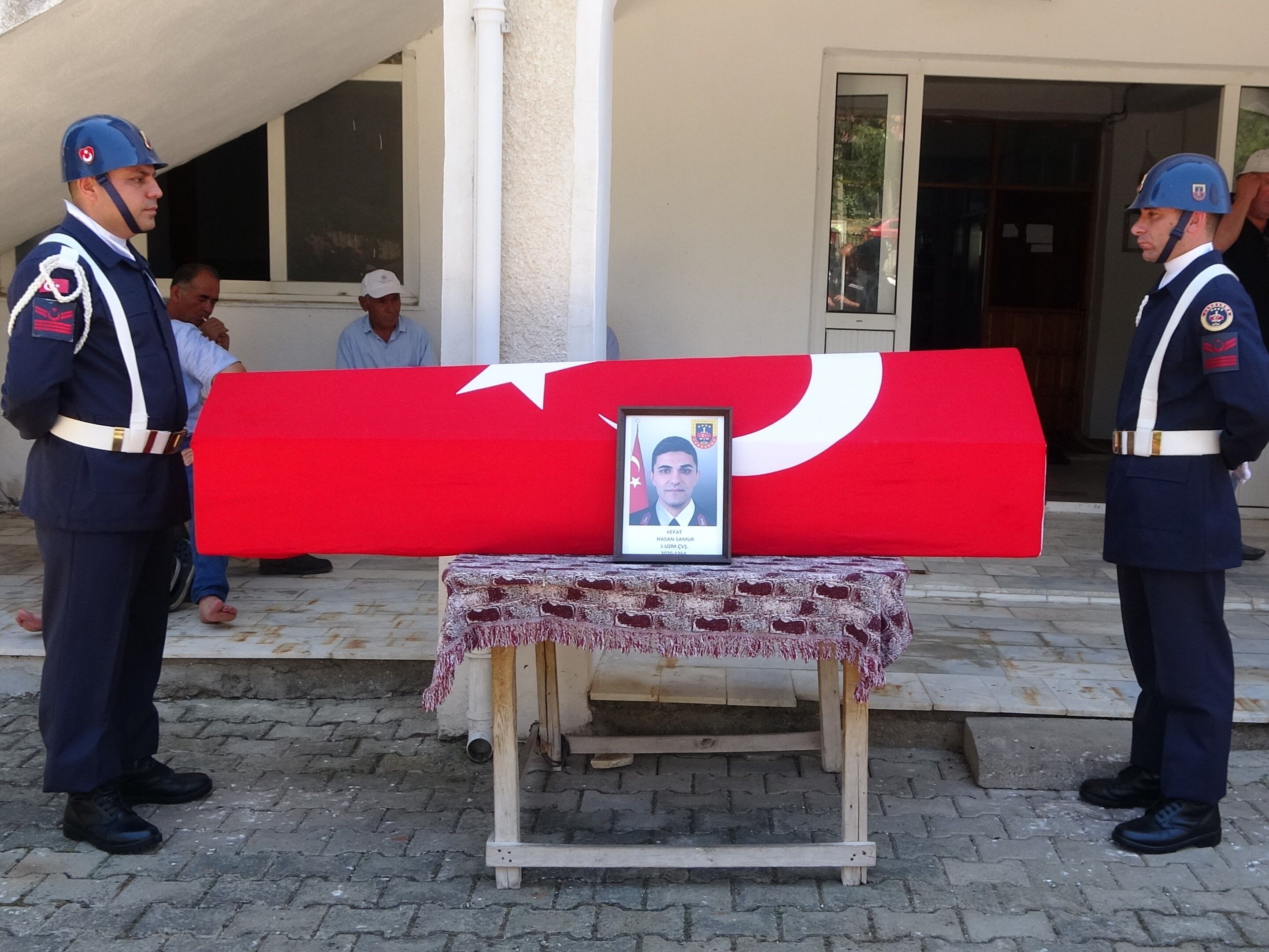 Uzman Çavuş Samur Uşak'ta defnedildi Hasan Samur'un cenazesi, memleketi Uşak'ın Eşme ilçesine bağlı Yeleğen beldesindeki baba evinde helallik alınmasının ardından Ulu Cami'ye getirildi.