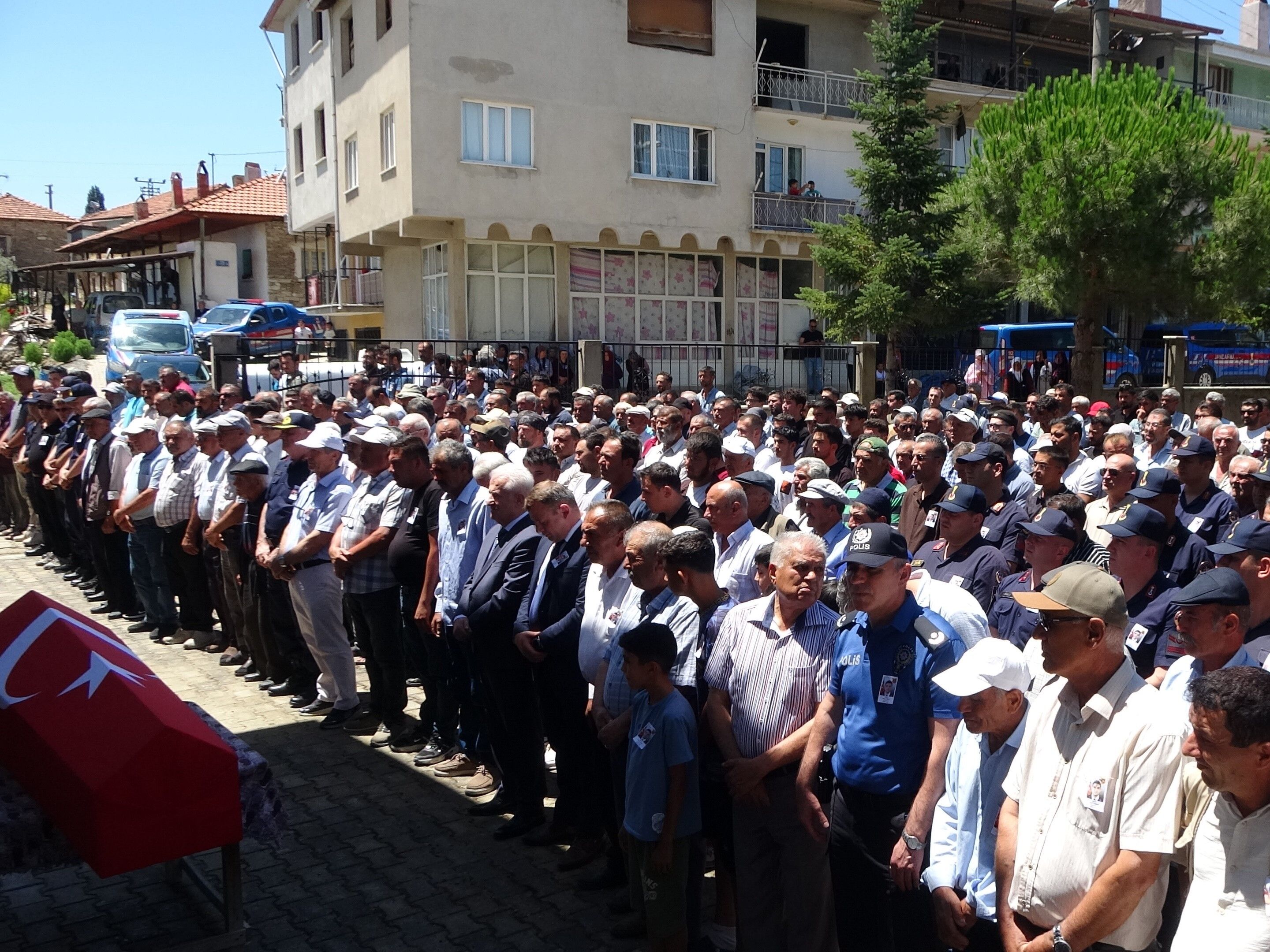 Burada öğle vakti düzenlenen askeri törene, Samur'un ailesi ve yakınlarının yanı sıra Uşak Vali Yardımcısı Ali Nazım Balcıoğlu, Eşme Kaymakamı Mustafa Görmüş, Eşme Belediye Başkan Vekili Zeki Işık, Yeleğen Belediye Başkanı Ecevit Emir, İl Jandarma Komutan Yardımcısı Albay Ergün Yılmaz, Eşme İlçe Emniyet Müdürü Metin Altın, Eşme İlçe Jandarma Komutanı Üsteğmen Emre Tırpancı, mesai arkadaşları ve çok sayıda vatandaş katıldı.