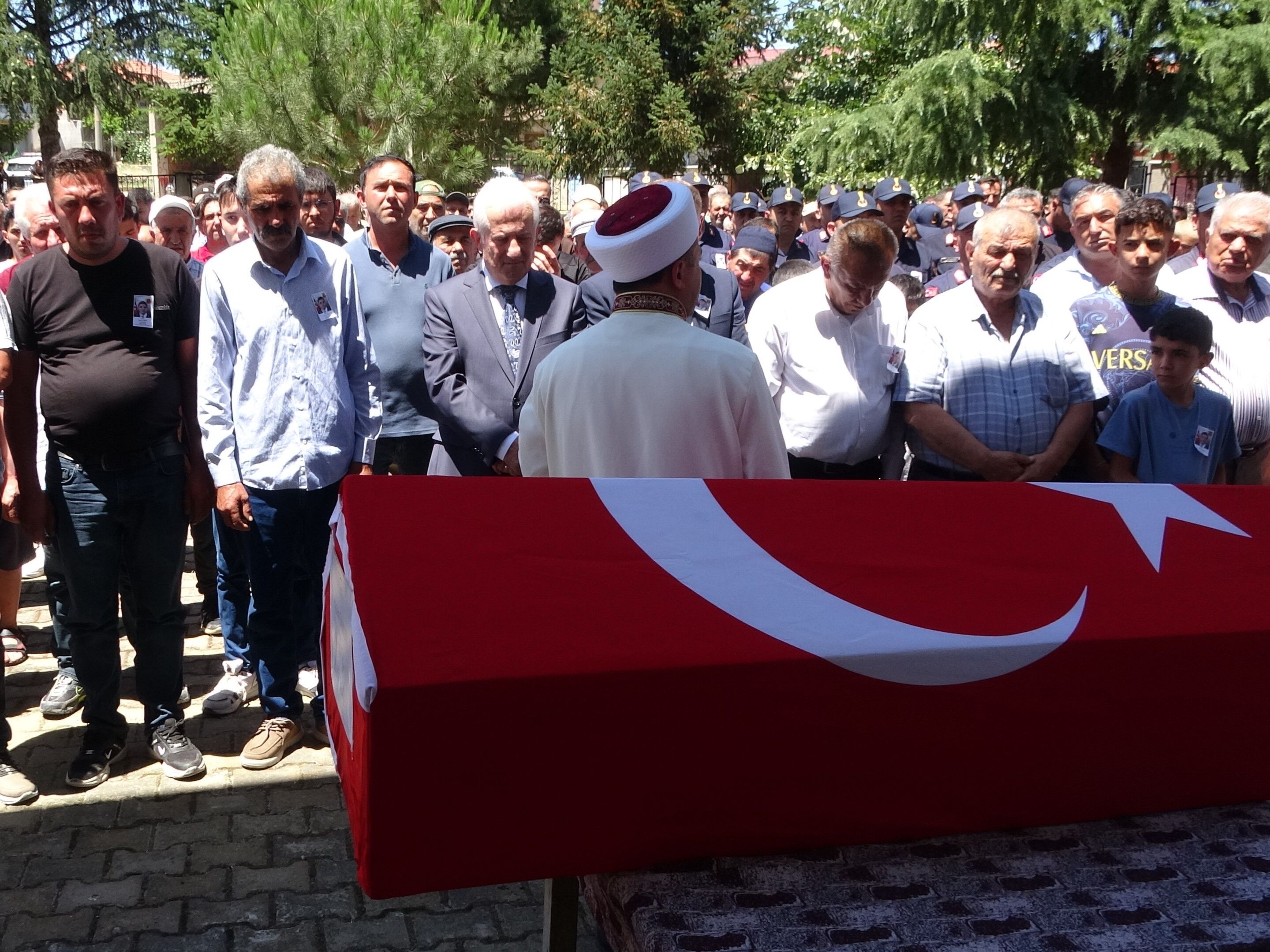 Kılınan cenaze namazının ardından Samur'un naaşı, Yeleğen Merkez Mezarlığı'nda gözyaşları arasında toprağa verildi.
