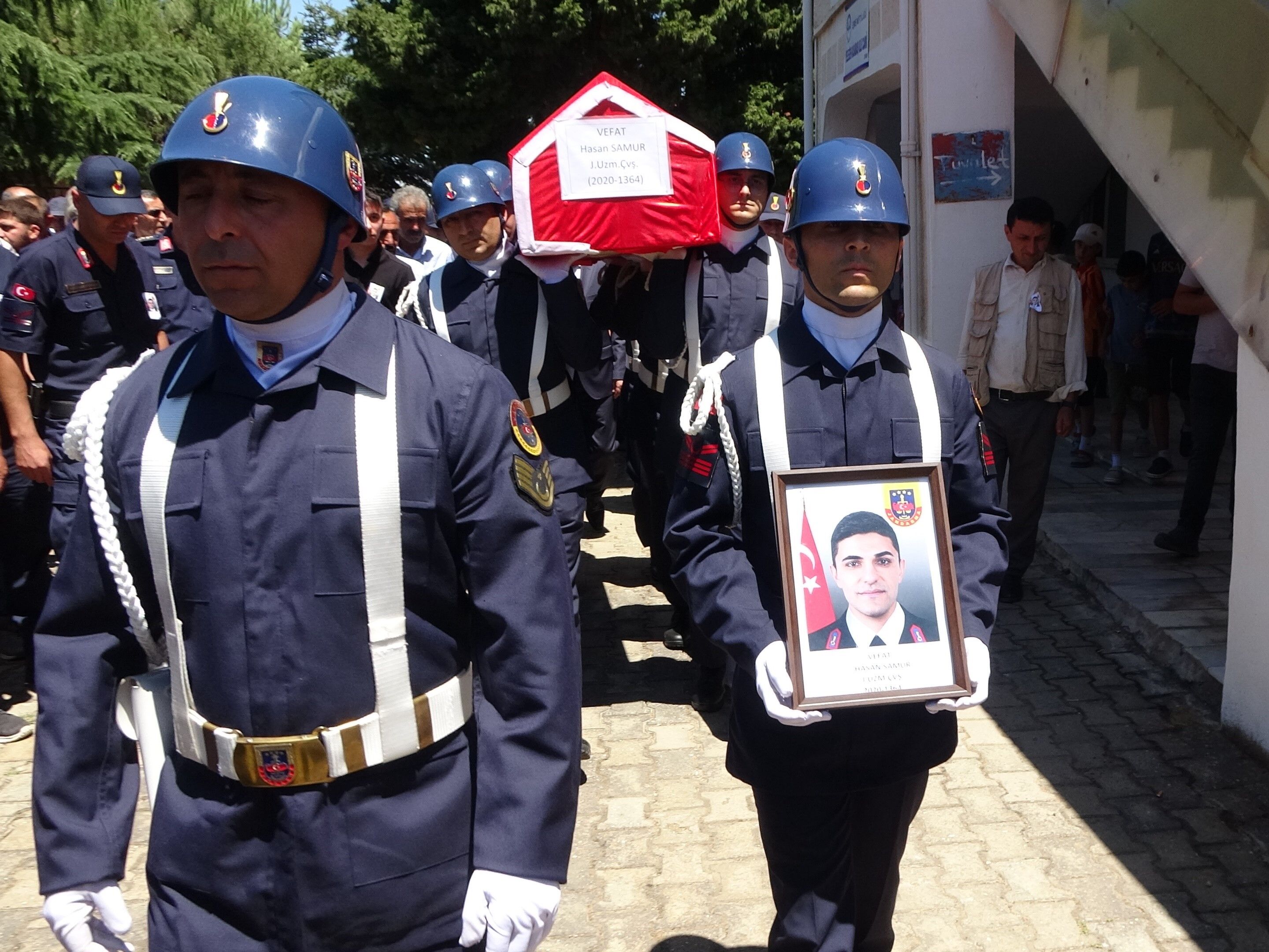 Anne ve bebeği Kayseri'de yan yana toprağa verildi
Aynı kazada yaşamını yitiren anne Zehra Özkan Samur ve 8 aylık oğlu Aybars Kaan Samur'un cenazeleri ise memleketleri Kayseri'ye gönderildi.