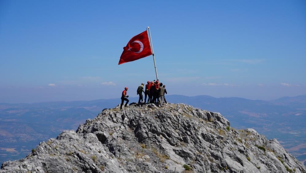 TüRK BAYRAĞI GöNDERE ÇEKiLDi!