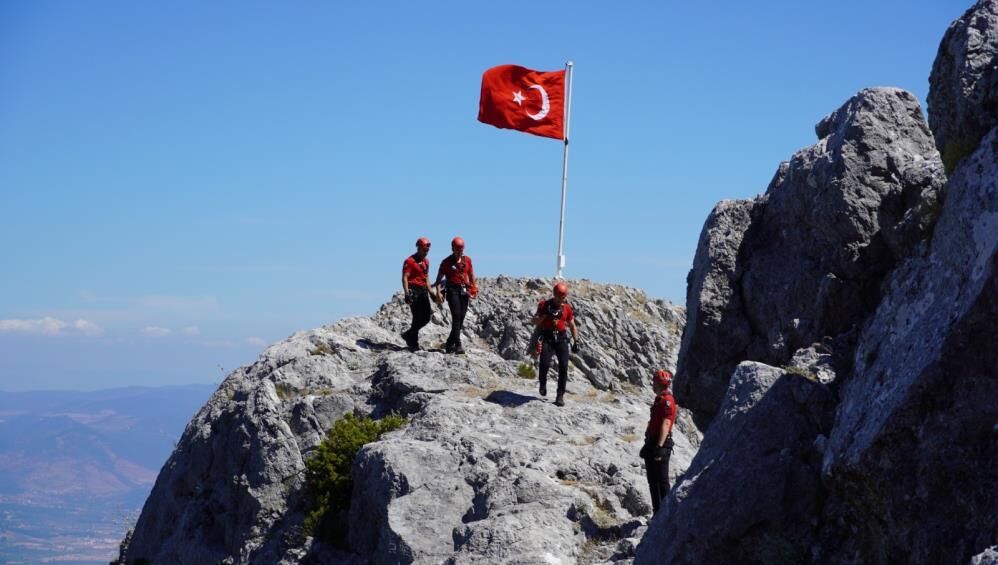 TüRK BAYRAĞI GöNDERE ÇEKiLDi!