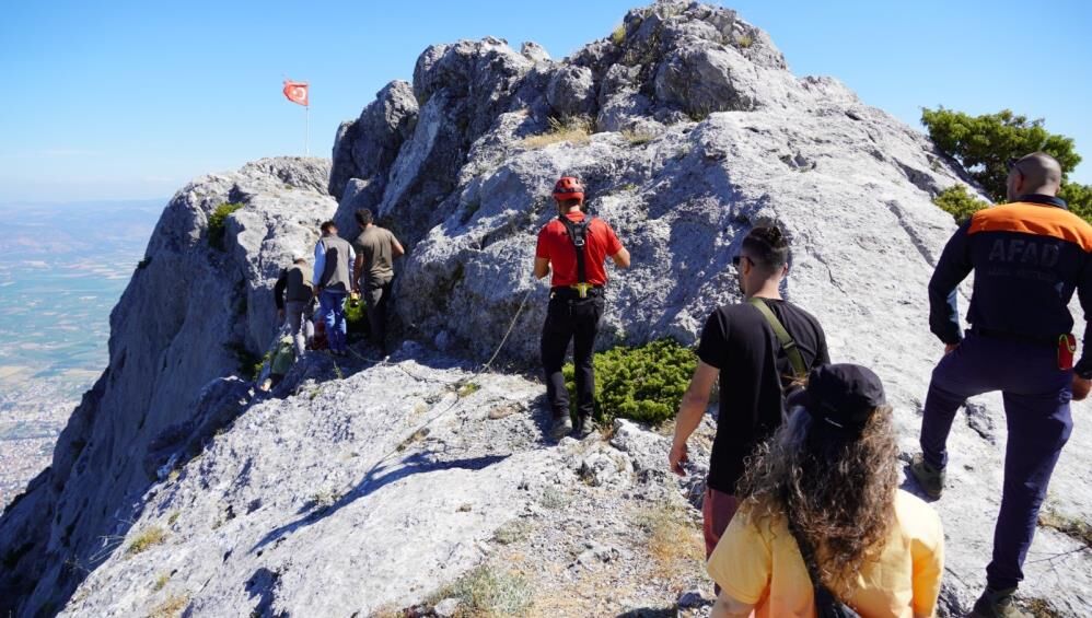 TüRK BAYRAĞI GöNDERE ÇEKiLDi!