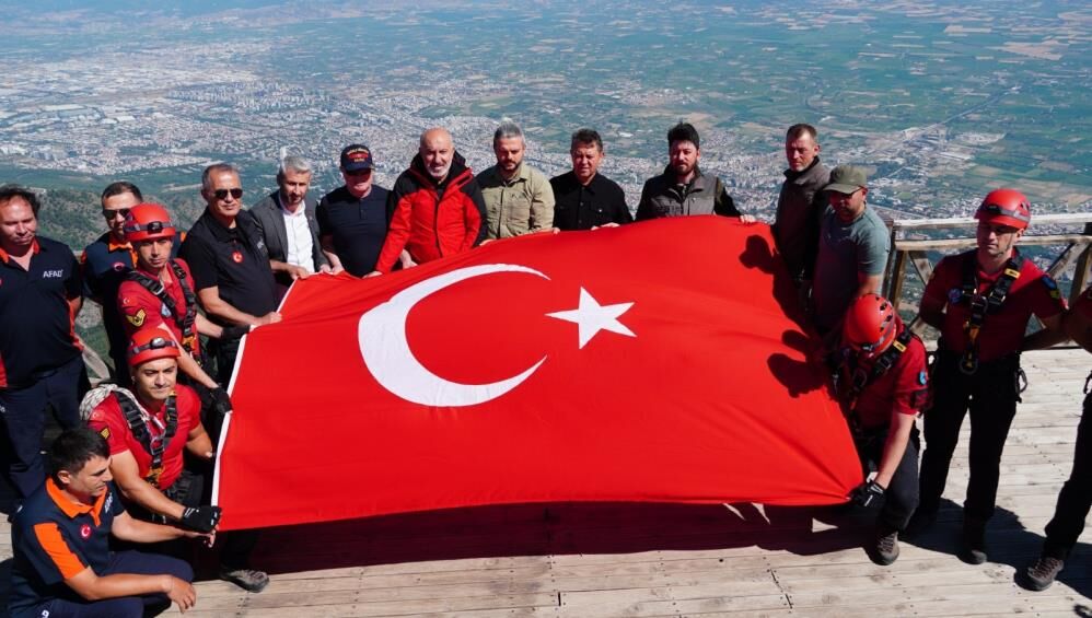 TüRK BAYRAĞI GöNDERE ÇEKiLDi!