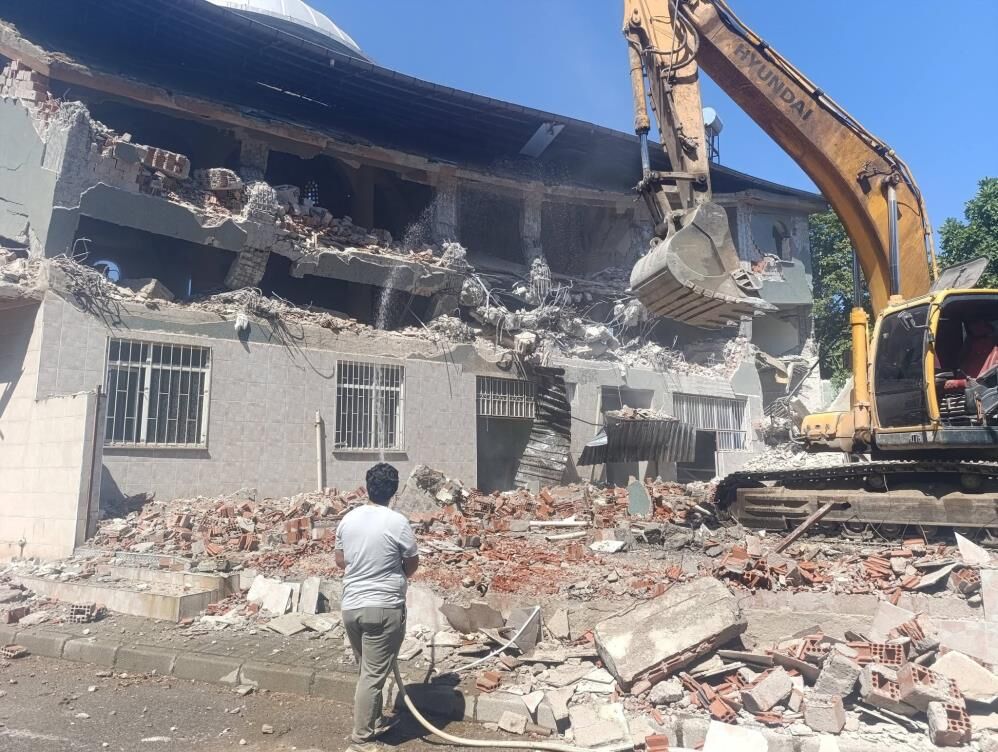 Salihli'de 28 yıllık caminin yıkımına başlandı!-1