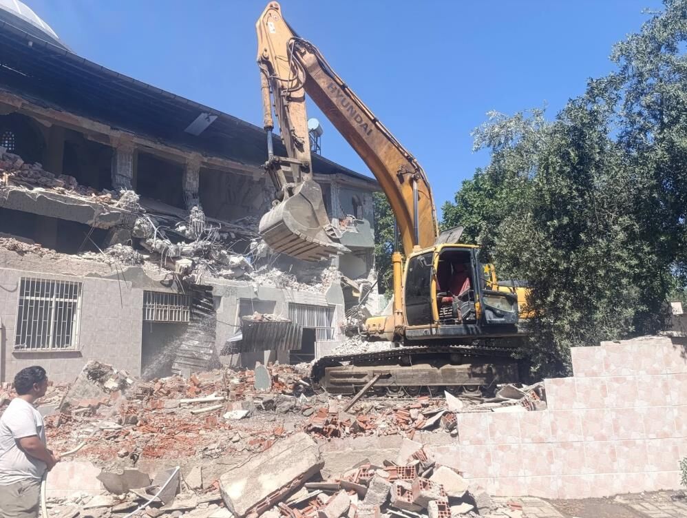 Salihli'de 28 yıllık caminin yıkımına başlandı!