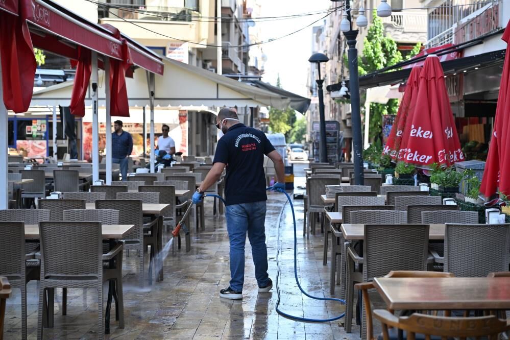 Manisa Büyükşehir'den halk sağlığı için kesintisiz ilaçlama mesaisi