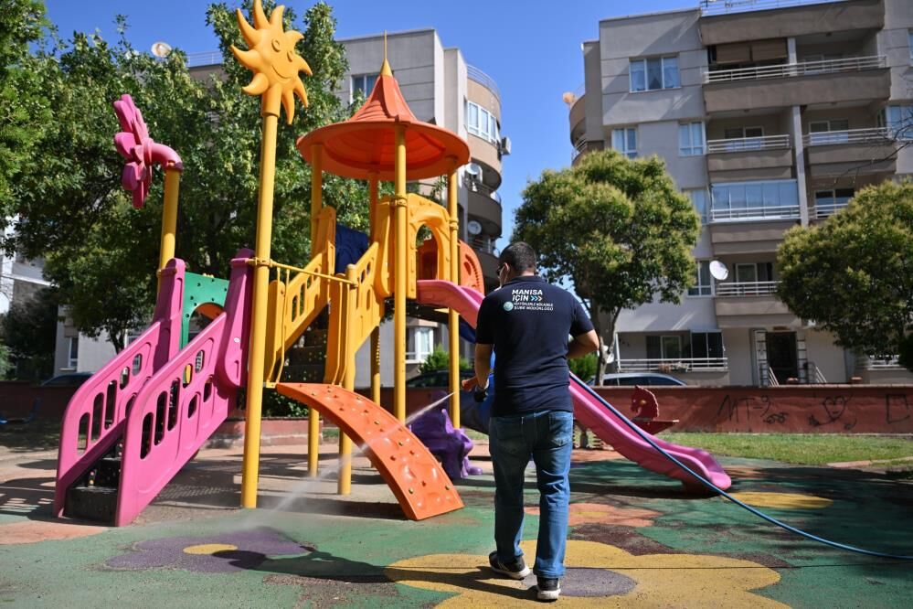Manisa Büyükşehir'den halk sağlığı için kesintisiz ilaçlama mesaisi