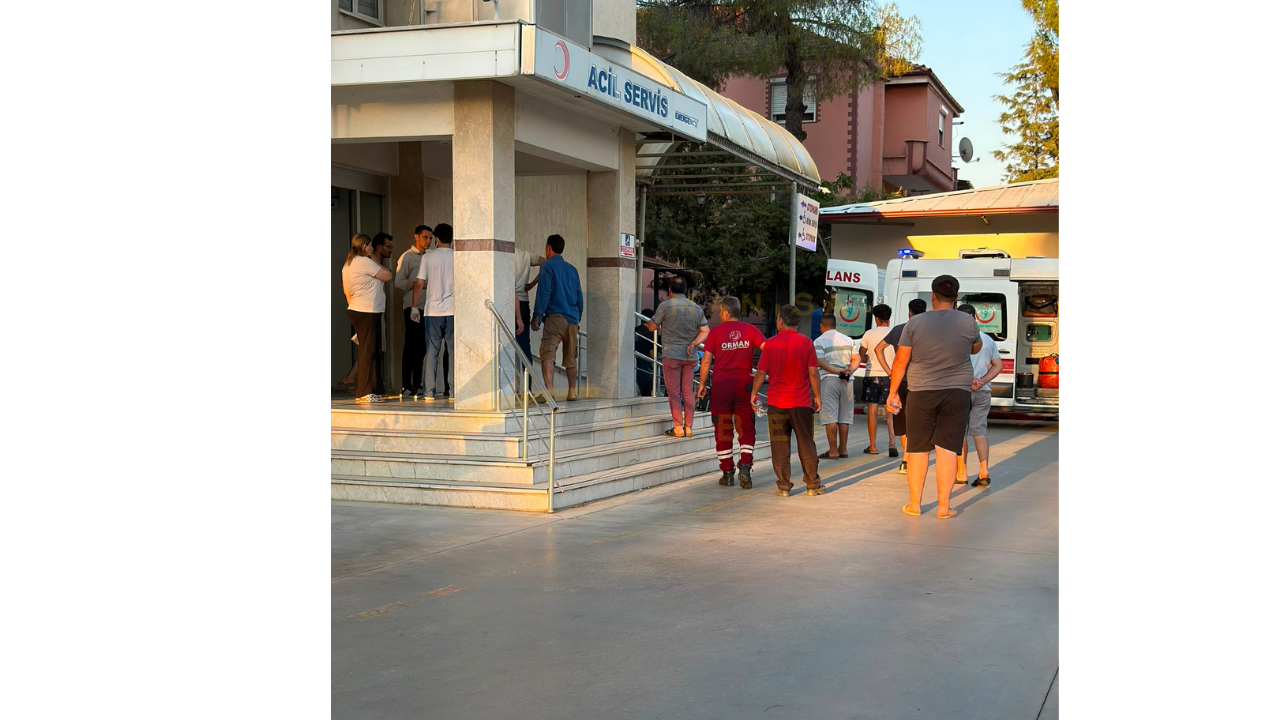Alaşehir'de Devrilen Traktörün Altında Kalan Genç Ağır Yaralandı! (1)
