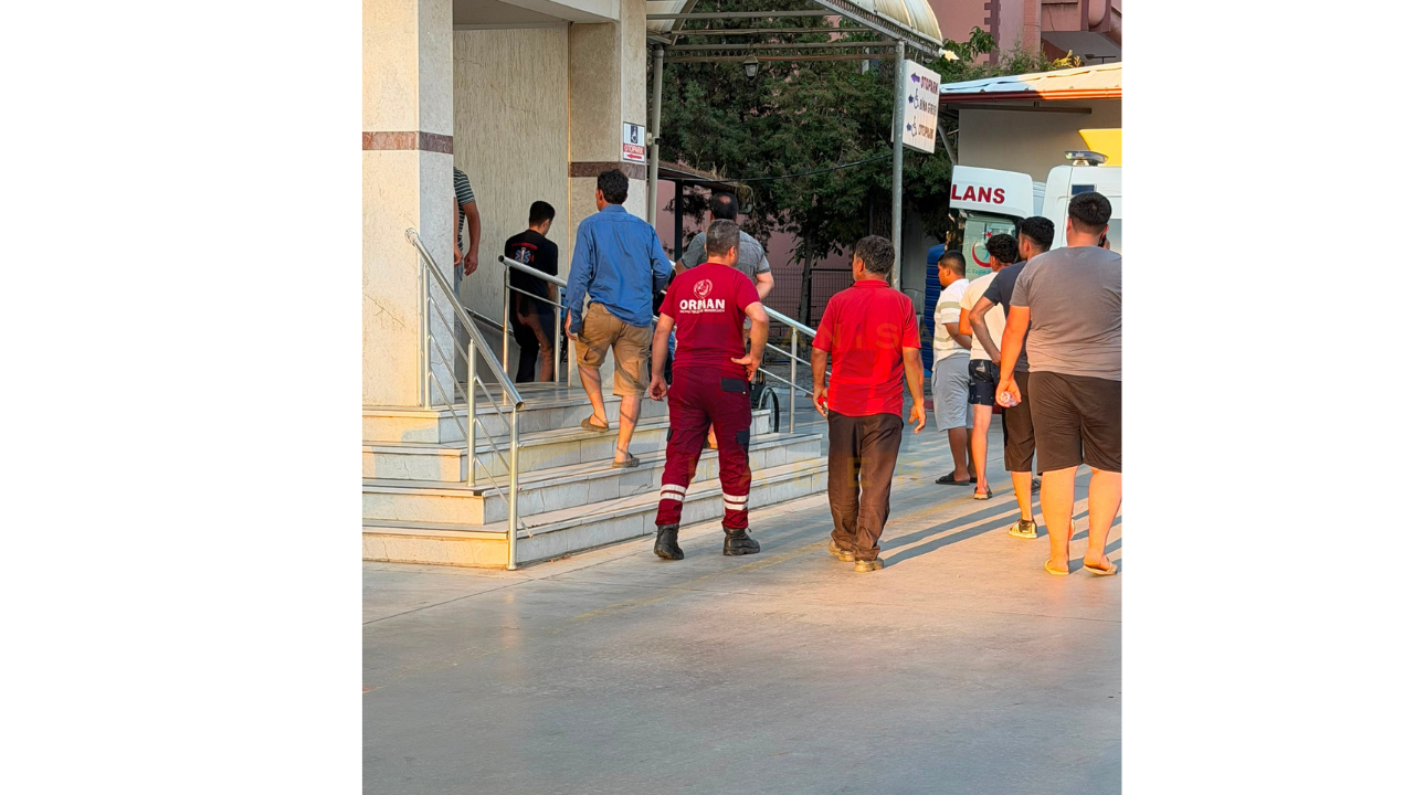 Alaşehir'de Devrilen Traktörün Altında Kalan Genç Ağır Yaralandı!