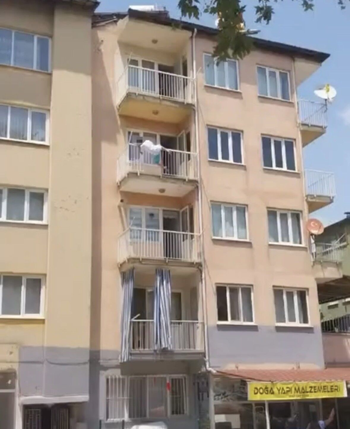 Denizli'de Hareketli Dakikalar 3. Kattan Atlayarak Canına Kıydı! (1)