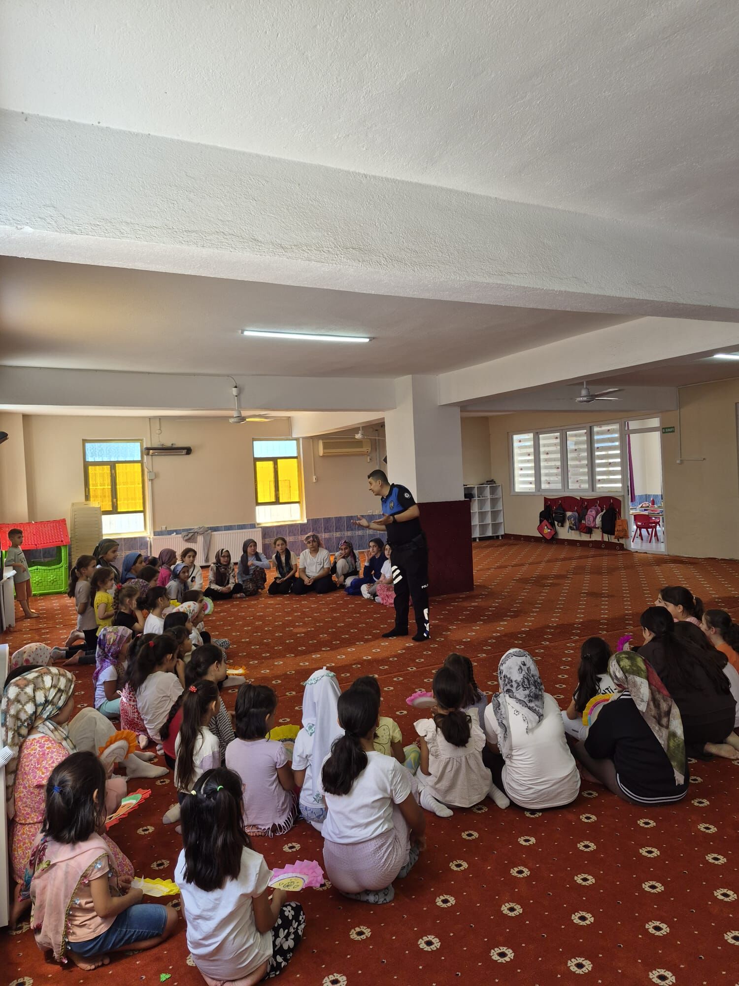 Emniyetten Minik Yüreklere Anlamlı Seminer Şehzadeler’de Çocuklar Bilinçlendirildi (1)
