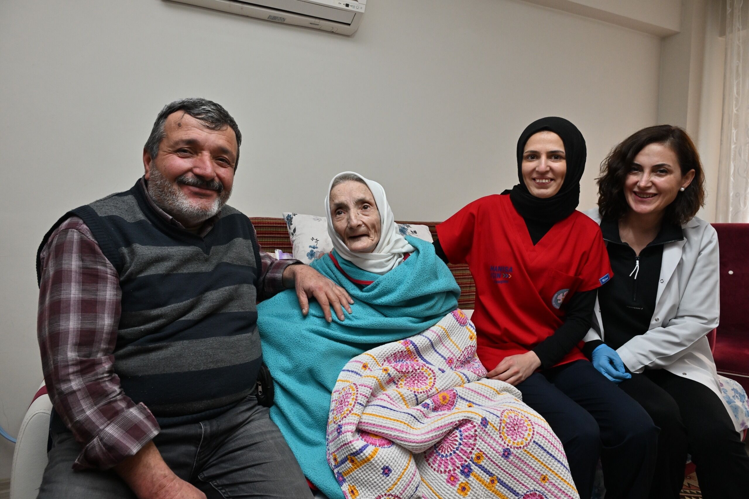 Manisa'da evde bakım hizmetiyle ihtiyaç sahiplerinin yüzü gülüyor-1