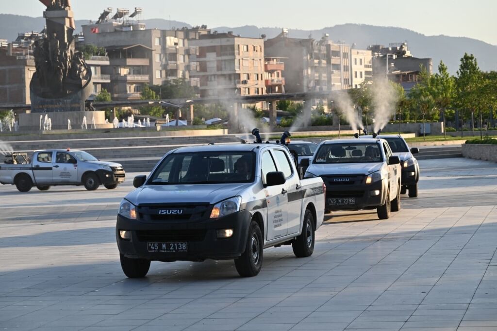 Manisa Büyükşehir Belediyesi, Salihli’de halk sağlığını korumak ve yaz aylarını daha konforlu hale getirmek amacıyla kesintisiz sürdürdüğü vektör mücadelesini dev bir ekiple sahaya yansıttı. İlçe genelinde yürütülen kapsamlı ilaçlama çalışmaları kapsamınd