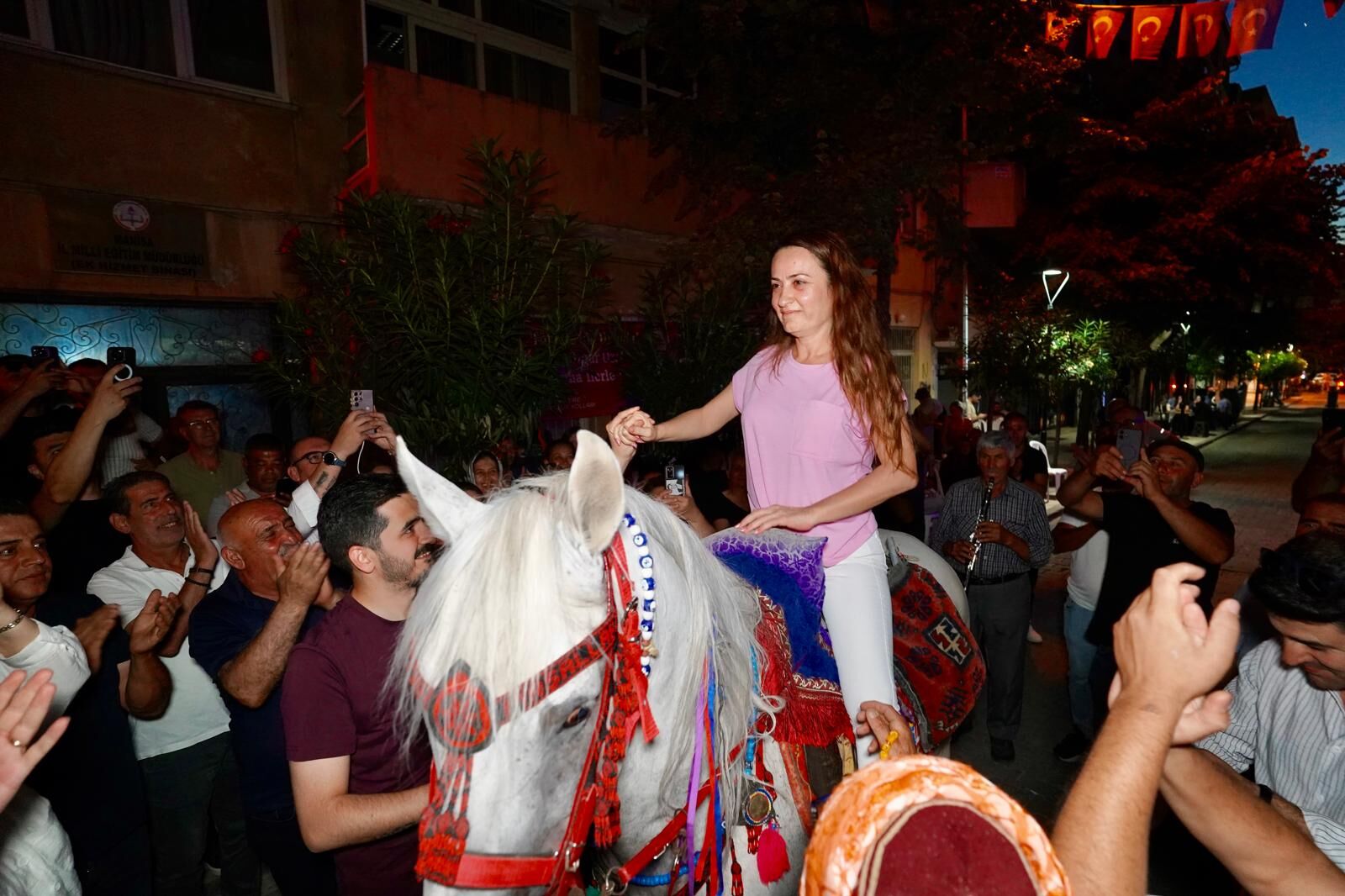 İlksen Özalper'e Gördes'ten Atlı Ve Zeybekli Destek (7)