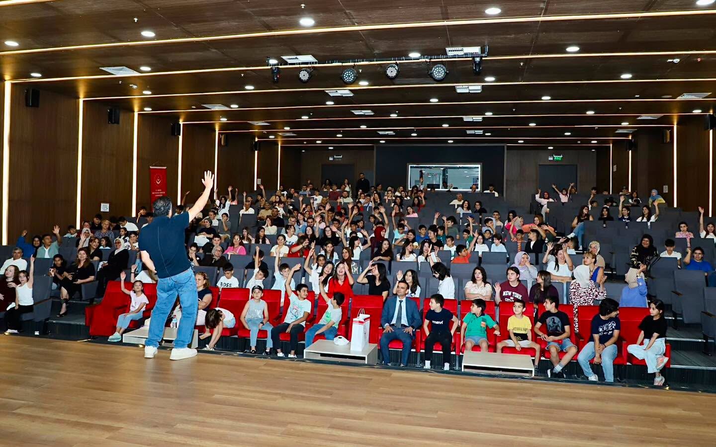 Manisa'da “Hayata Değer Kat” Adlı Seminere Yoğun Ilgi (1)