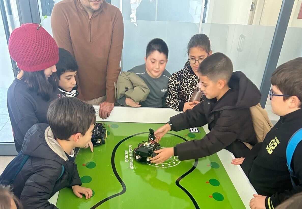 Manisa'da Teknoloji Ile Kitap Bir Arada 7 Binin Üzerinde Dergiye Erişim (2)