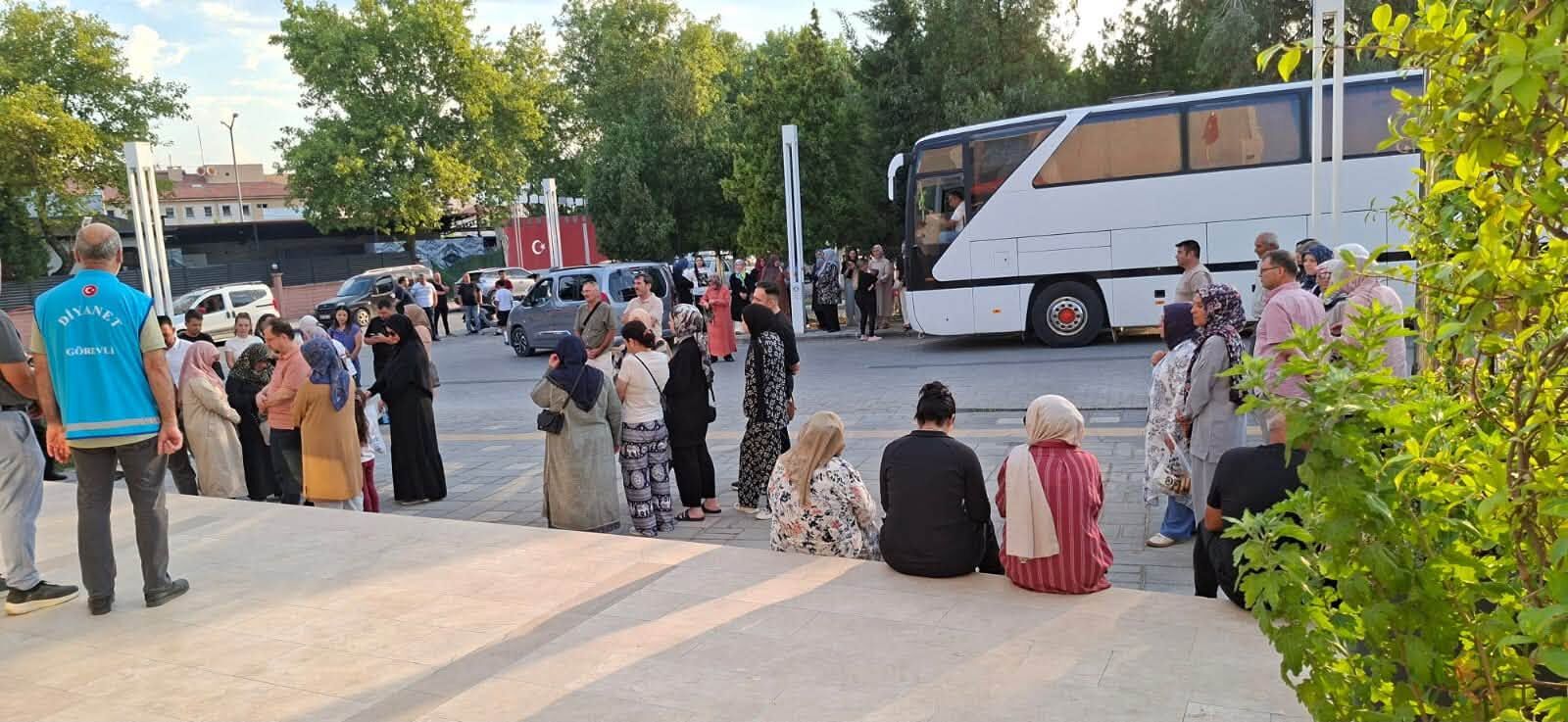 Manisa'da Yeni Sezonun Ilk Umrecileri Uğurlandı (4)