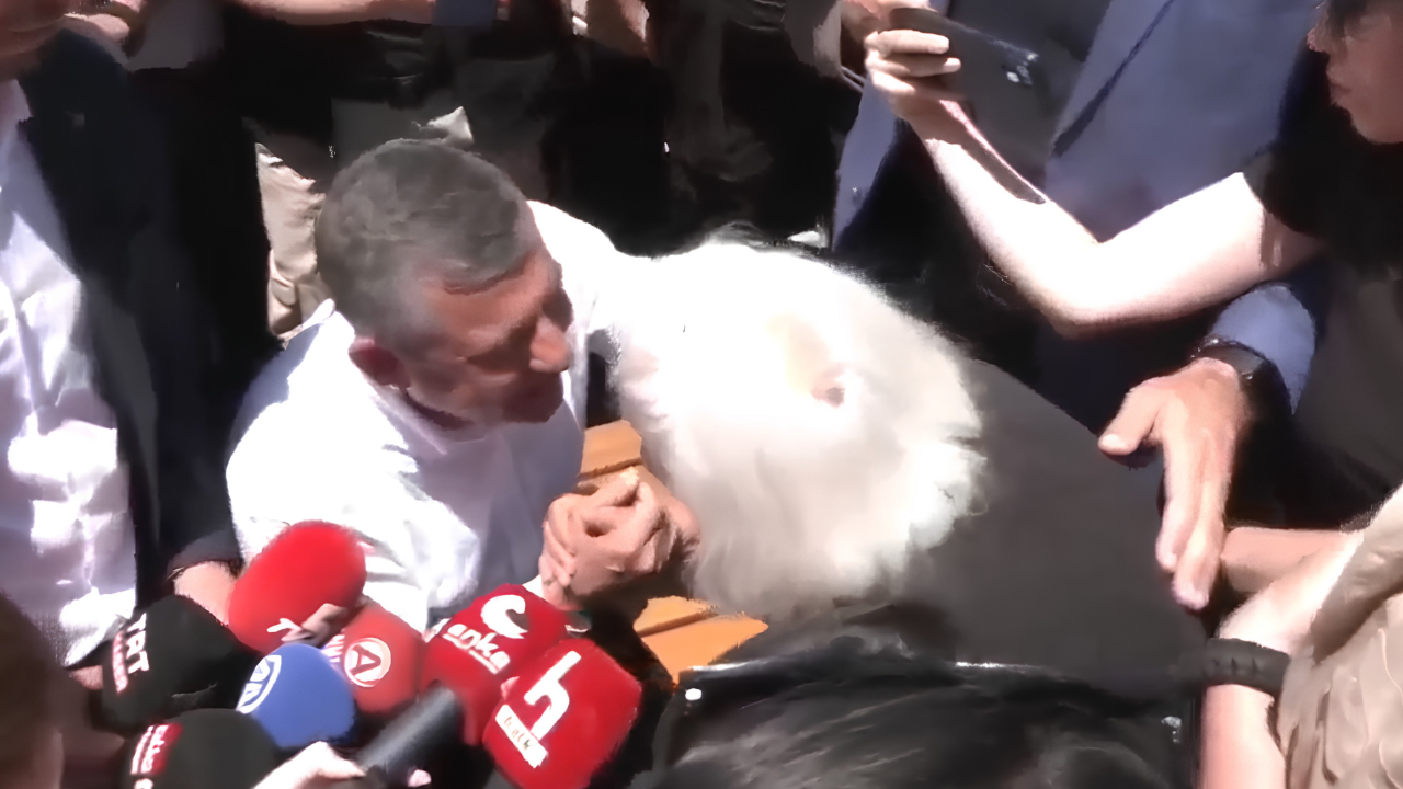 Özgür Özel, 100 Yaşındaki Asırlık Çınar Müzeyyen Kılıç Ile Buluştu