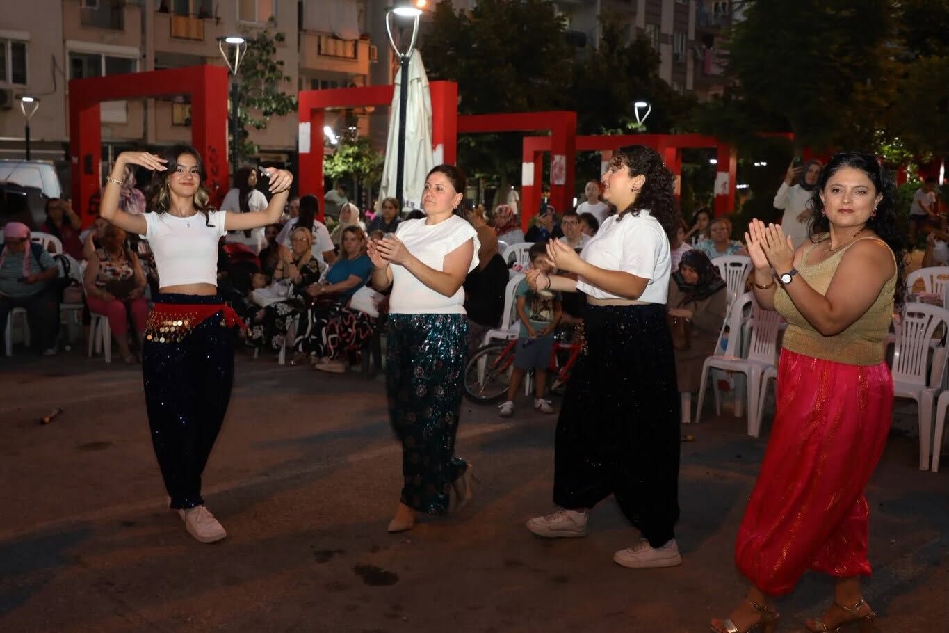 Şehzadeler'de Şalvar Gecesine Yoğun Ilgi! (3)