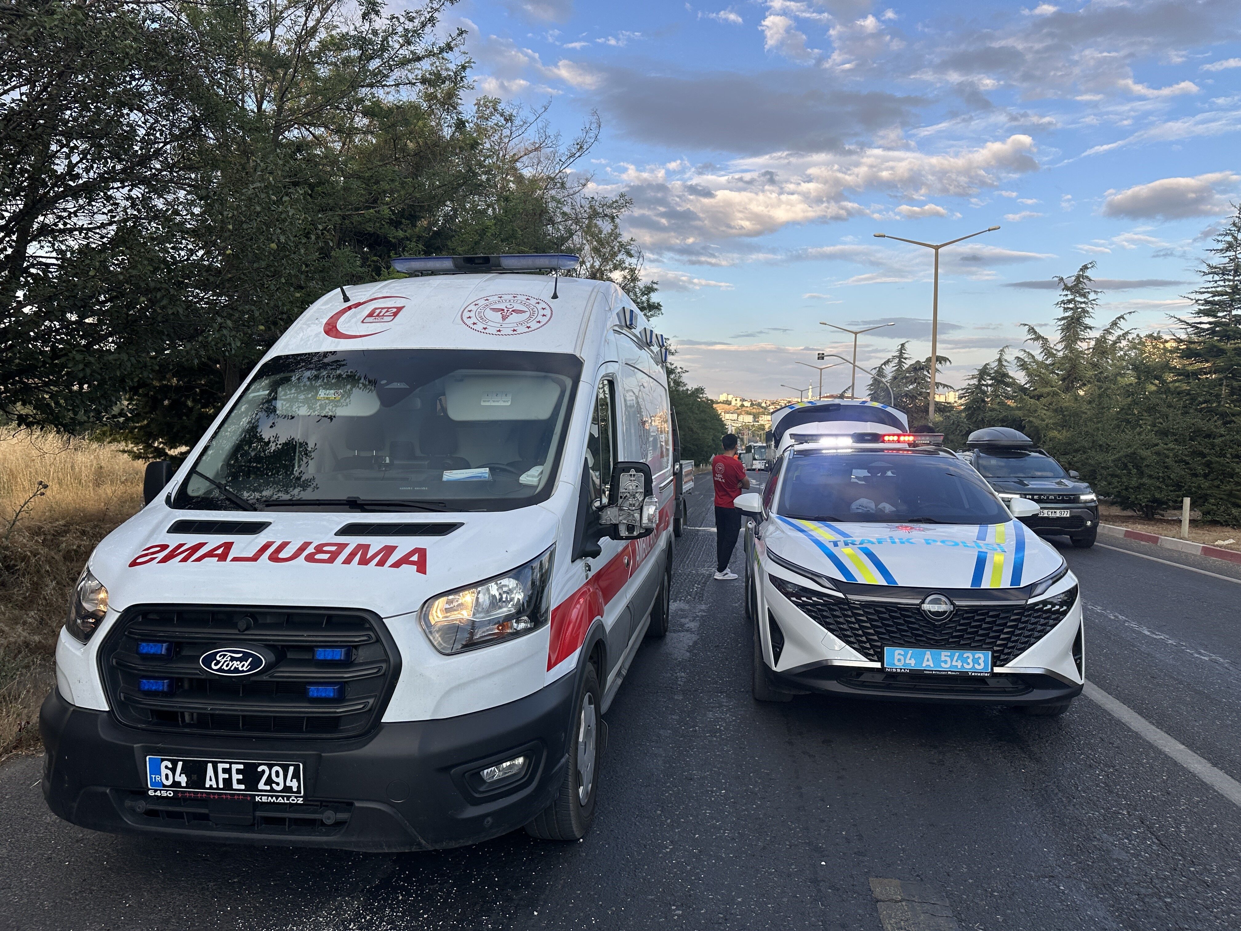 Uşak'ta Otomobil Tıra Çarptı Yaralılar Var (1)
