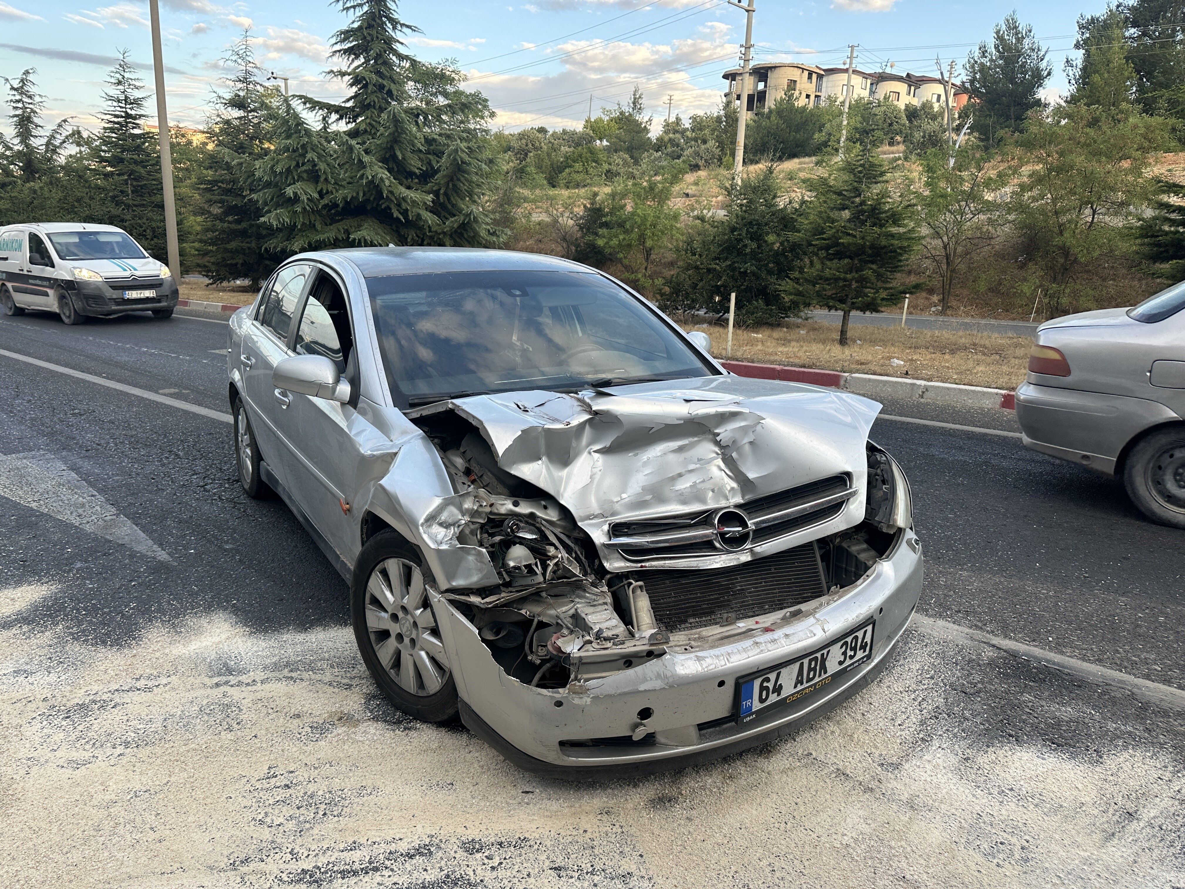 Uşak'ta Otomobil Tıra Çarptı Yaralılar Var (3)