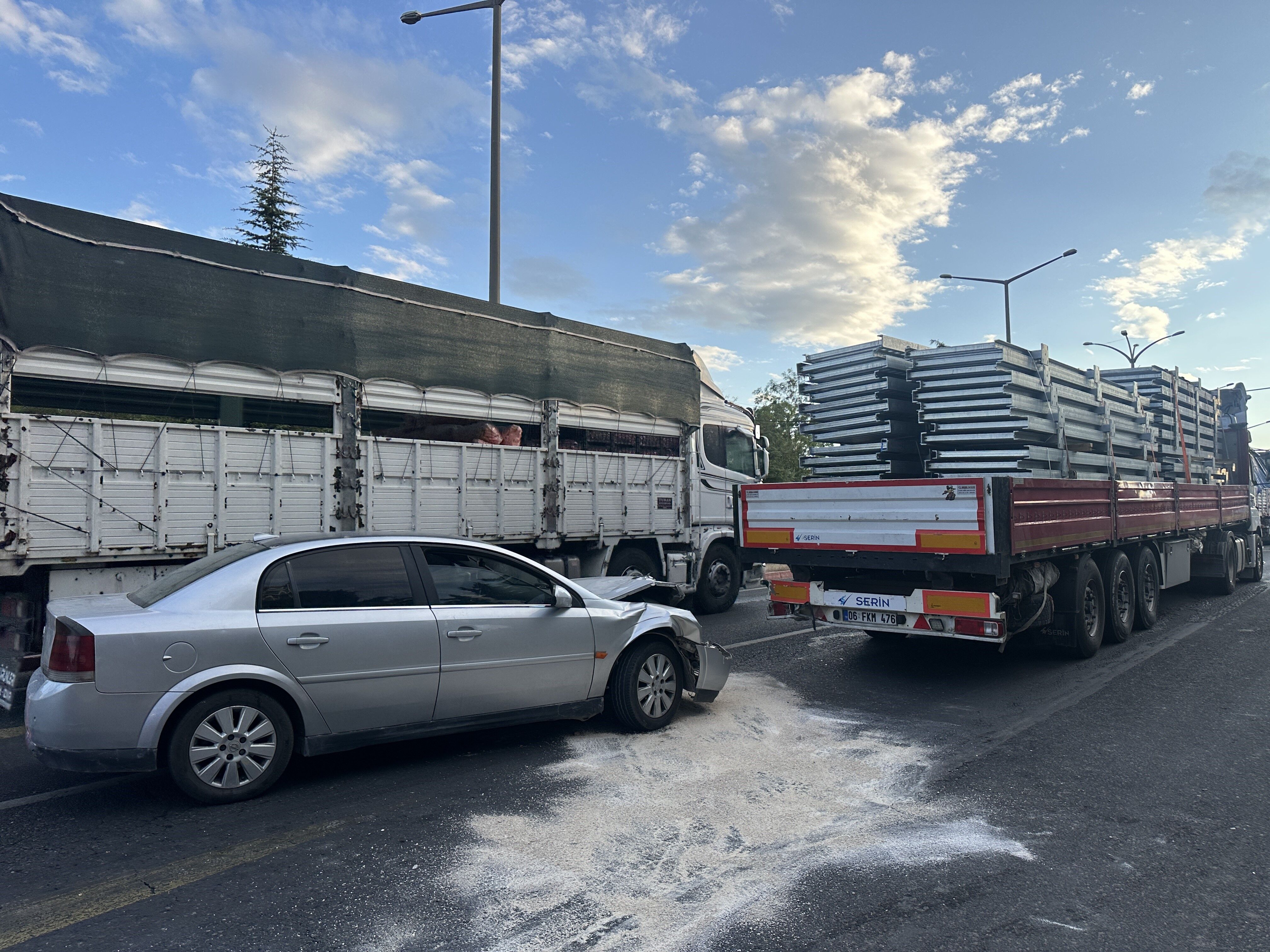 Uşak'ta Otomobil Tıra Çarptı Yaralılar Var (4)