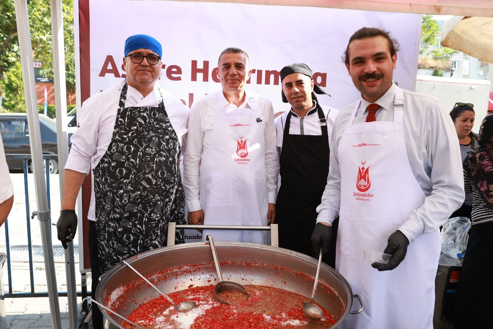 Manisa'da aşure bereketi meydanlara taştı