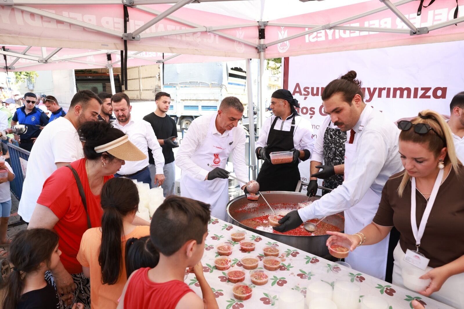 Manisa'da aşure bereketi meydanlara taştı-1