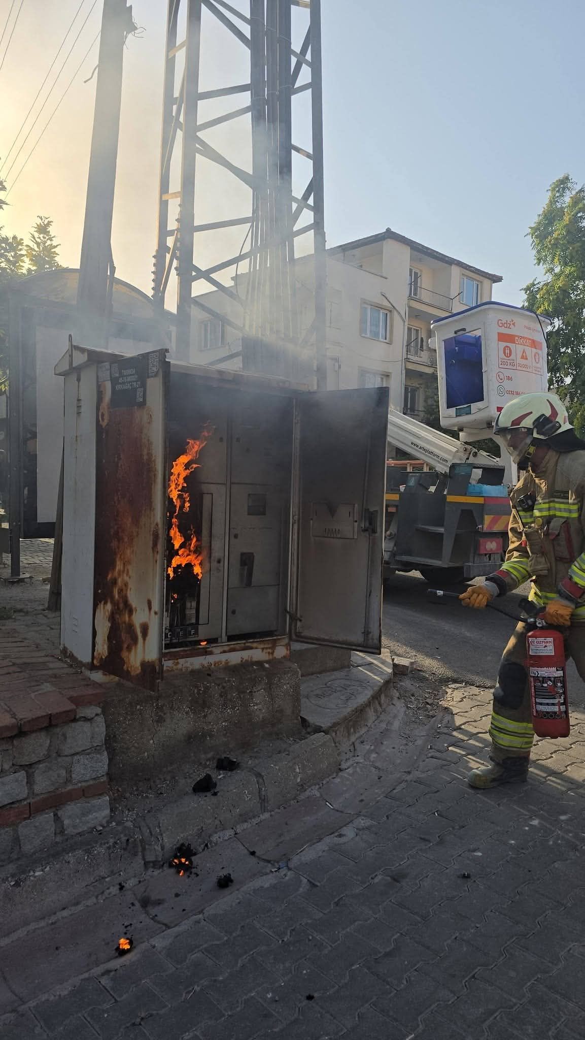 Kırkağaç'ta elektrik trafosunda yangın paniği-.1