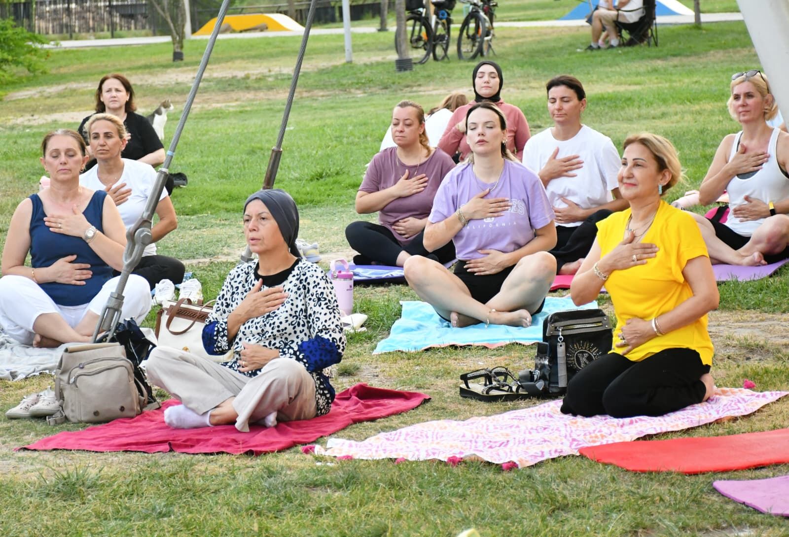 Manisa'da kadınlar yoga etkinliğinde buluştu!-.1