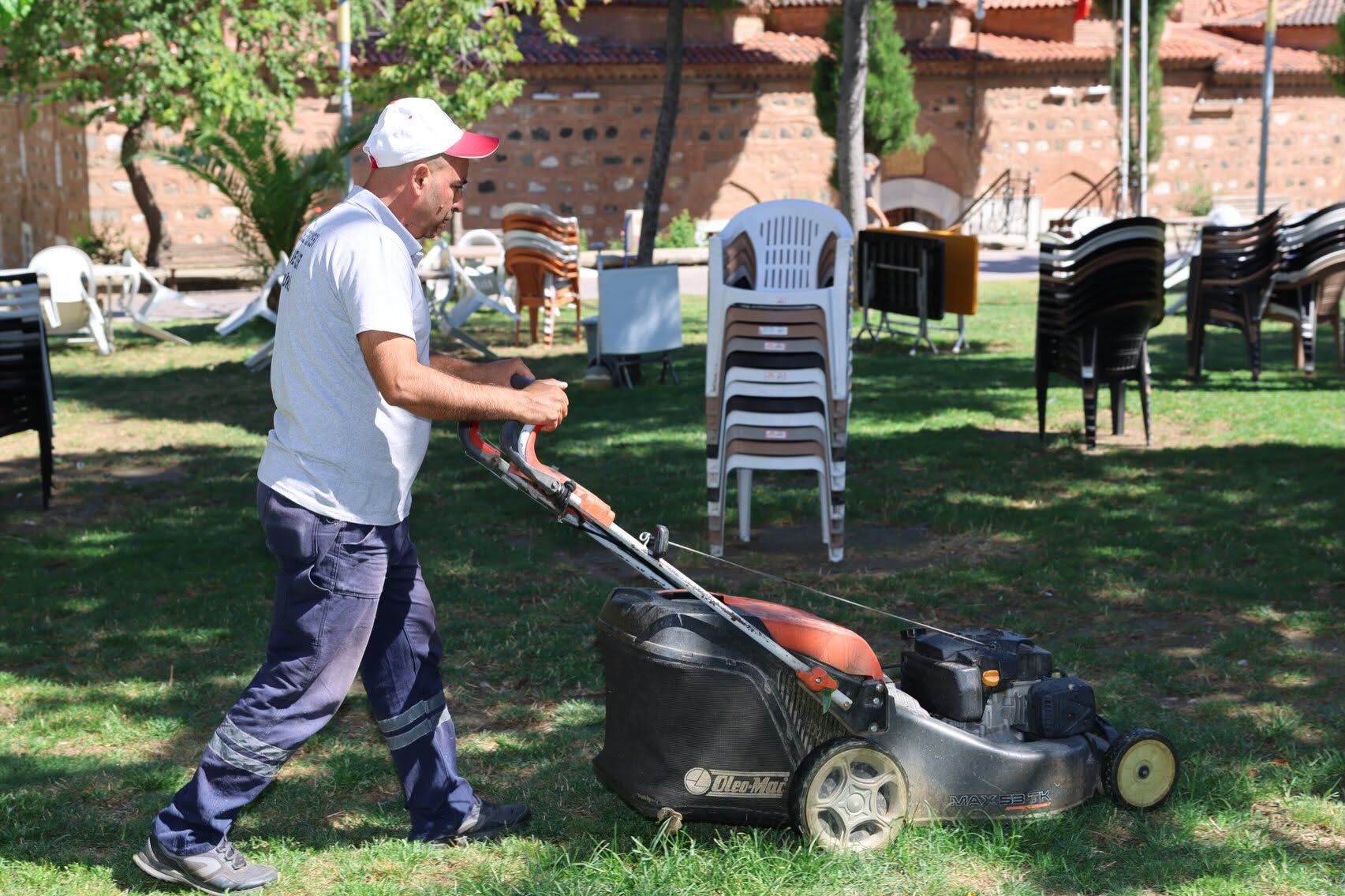 Manisa'da kamusal alanlarda ot biçme mesaisi sürüyor-3.1